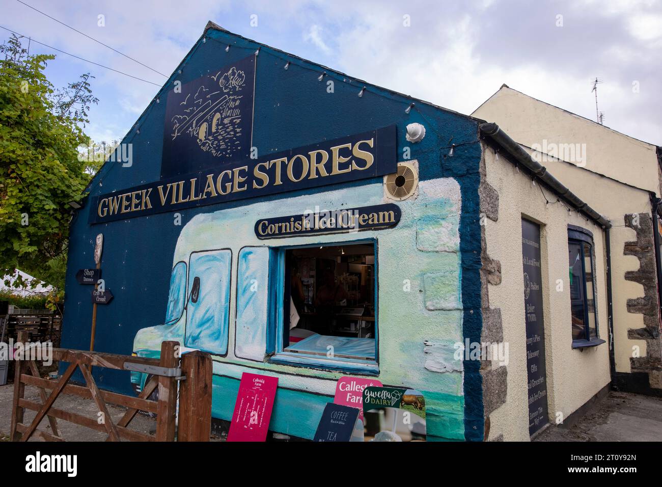 Villaggio di Gweek vicino alla Cornovaglia e ai negozi del villaggio e all'ufficio postale, Cornwall, Inghilterra, Regno Unito, settembre 2023 Foto Stock