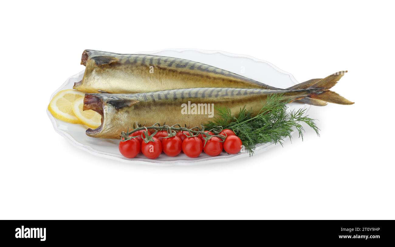Deliziosi sgombri affumicati e prodotti su sfondo bianco Foto Stock