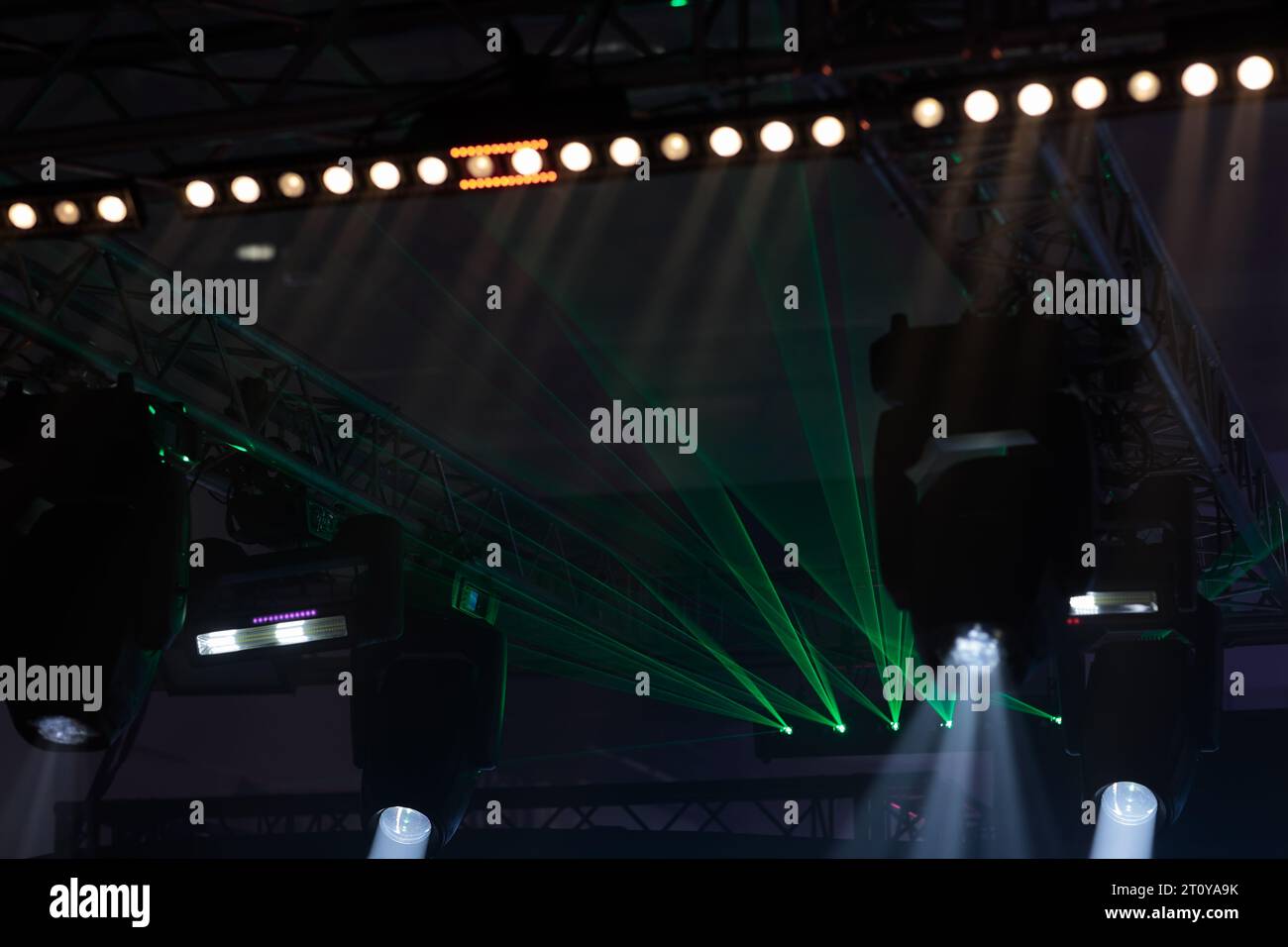 Apparecchiature di illuminazione per palcoscenico in occasione di eventi dal vivo al coperto. Messa a fuoco selettiva. Foto Stock