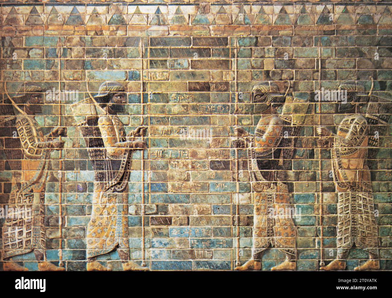 Fregio in mattoni smaltati degli arcieri reali del Palazzo di Dario, SUSE, Iran (ora al Museo del Louvre, Parigi); immagine da cartolina a mezza tonalità. Foto Stock