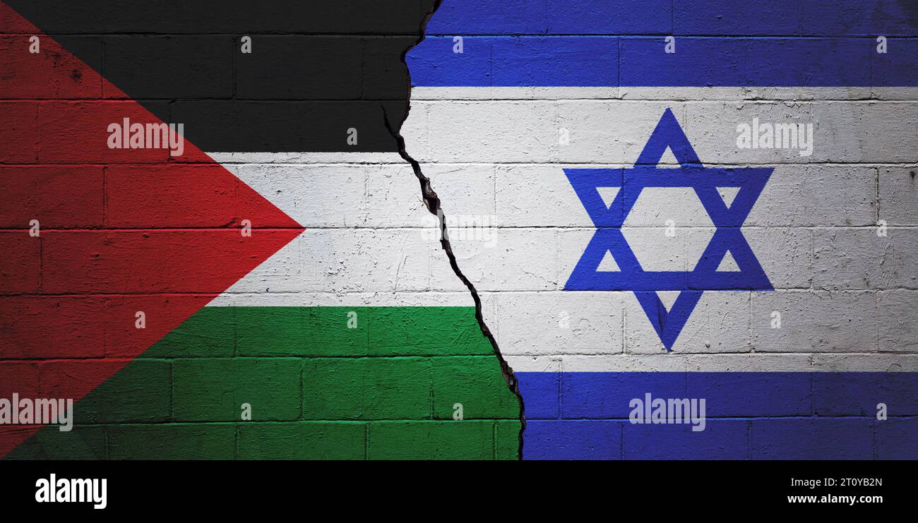 Muro di mattoni incrinato dipinto con una bandiera palestinese a sinistra e una bandiera israeliana a destra. Foto Stock