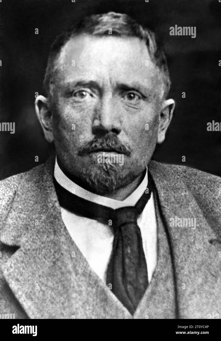 1918 c, GERMANIA : il poeta e scrittore tedesco SIEGFRIED VON Der TRENCK ( 1882 - 1951 ). La sua traduzione gratuita della Divina Commedia (1921) e della vita Nova (1924) dall'italiano DANTE ALIGHIERI è molto nota. Siegfried von der Trenck fu membro dell'Associazione degli avvocati nazionalsocialisti tedeschi durante il terzo Reich nazista . Incisore sconosciuto . - STORIA - FOTO STORICHE - POETA - POETA - POESIA - POESIA - POESIA - SCRITTORE - LETTERATURA - LETTERATURA - GERMANIA - barba - cravatta - nazismo - nazismo - nazista - nazista - nazista - nazista - nazista - nazista -- ARCHIVIO GBB Foto Stock