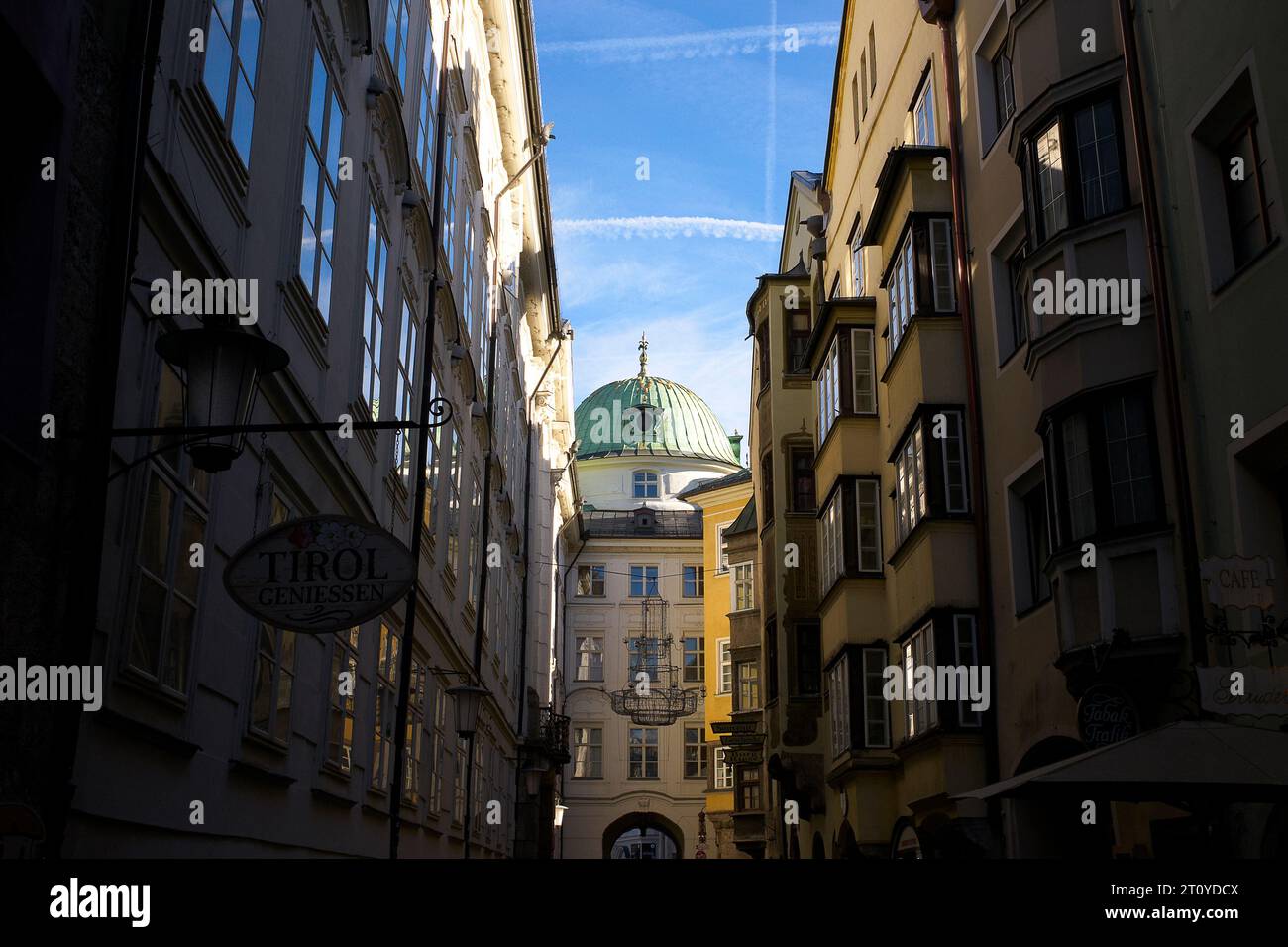 Fotografia a colori di edifici storici in una corsia, Innsbruck, Austria, Europa, 2023. Foto Stock