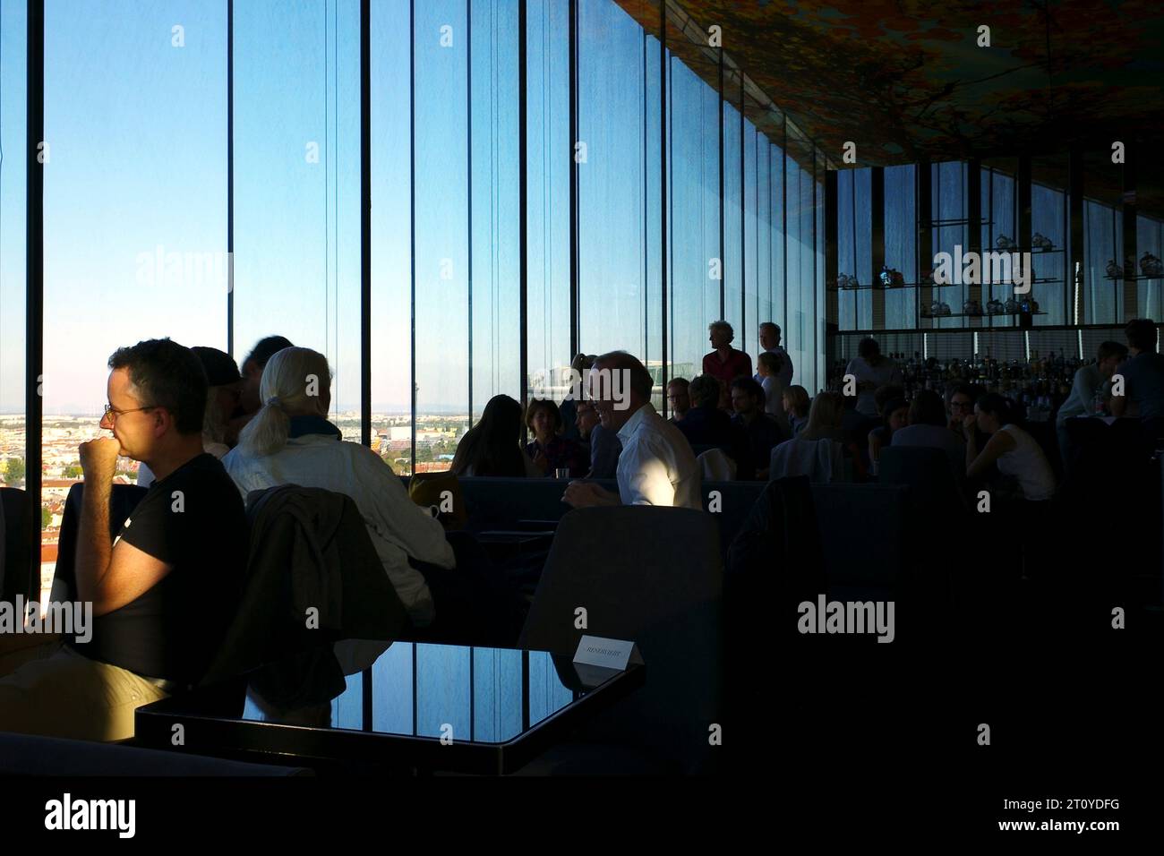 Foto a colori delle persone in un lounge bar, Sofitel Hotel Das LOFT Bar and Lounge, Vienna, Austria, Europa, 2018. Foto Stock