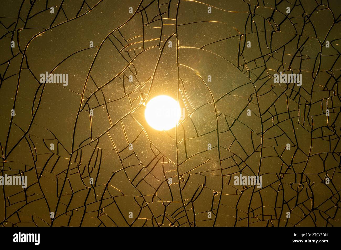 Il sole attraverso il bicchiere spaccato nel pomeriggio Foto Stock