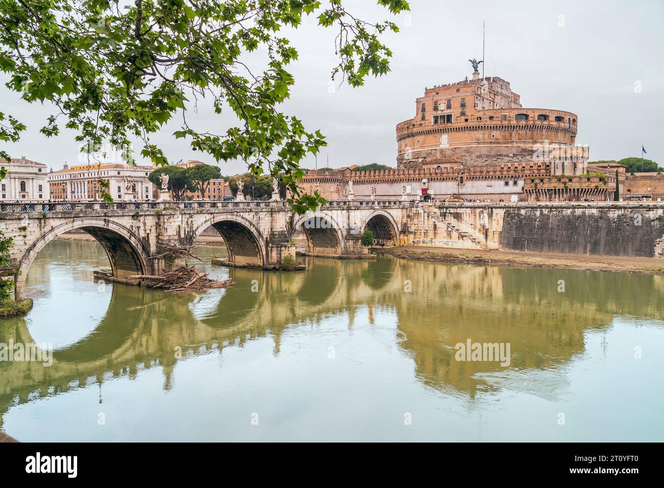 Roma, Italia - 2 maggio 2013 - Ponte Sant'Angelo e Castello del Santo Angelo (Castel Sant'Angelo o mausoleo di Adriano) Foto Stock