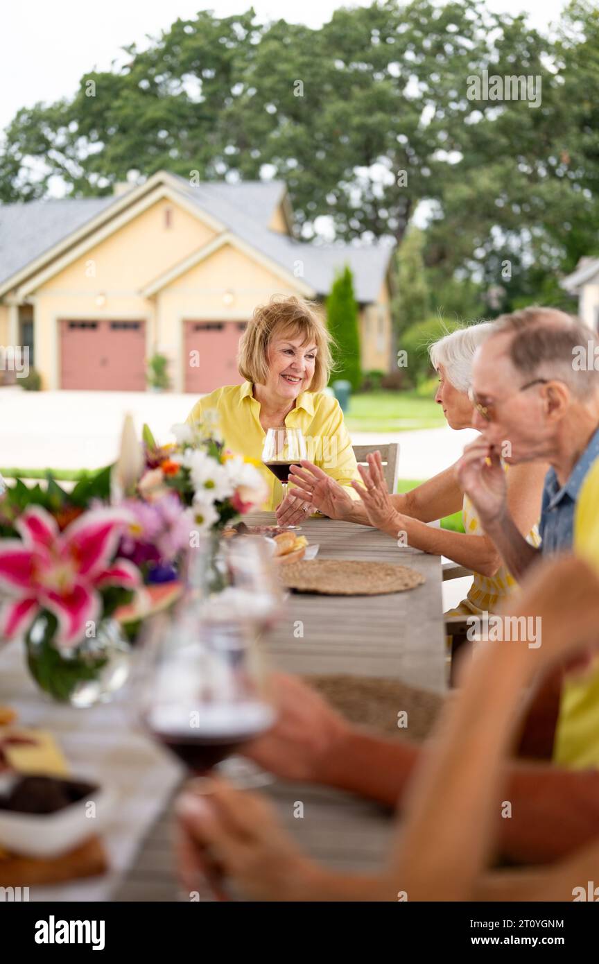 Gli anziani si divertono con il vino Foto Stock