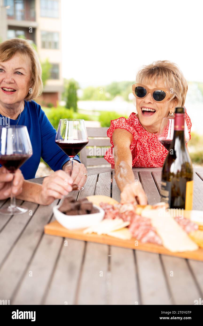 Gli anziani si divertono con il vino Foto Stock