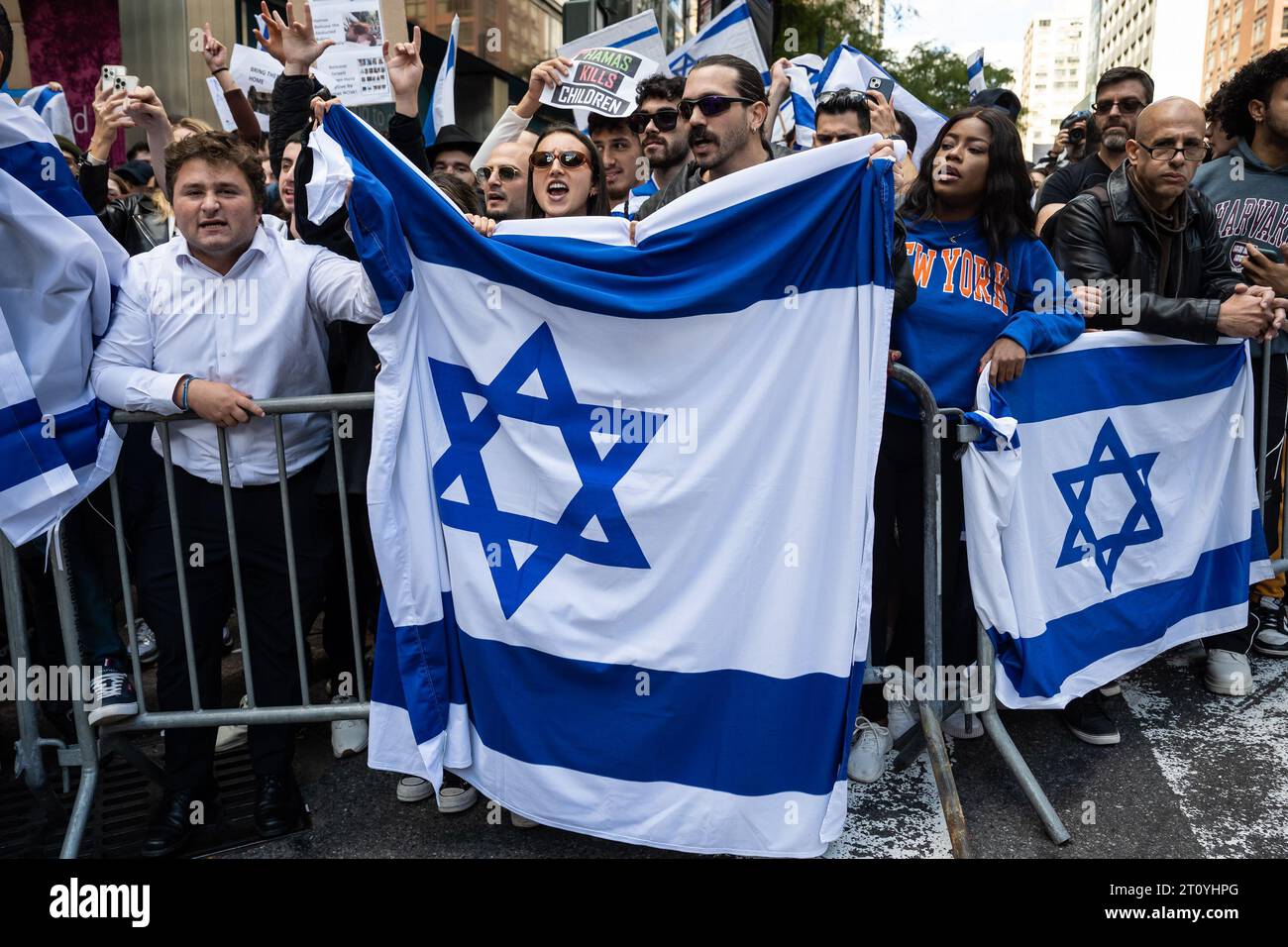 New York, USA. 8 ottobre 2023. Dopo l'attentato terroristico di Hamas in Israele che ha ucciso centinaia di israeliani, la comunità ebraica e gli alleati contrappongono una protesta a favore della Palestina all'esterno del Consolato israeliano a New York, New York, il 9 ottobre 2023. (Foto di Gabriele Holtermann/Sipa USA) credito: SIPA USA/Alamy Live News Foto Stock