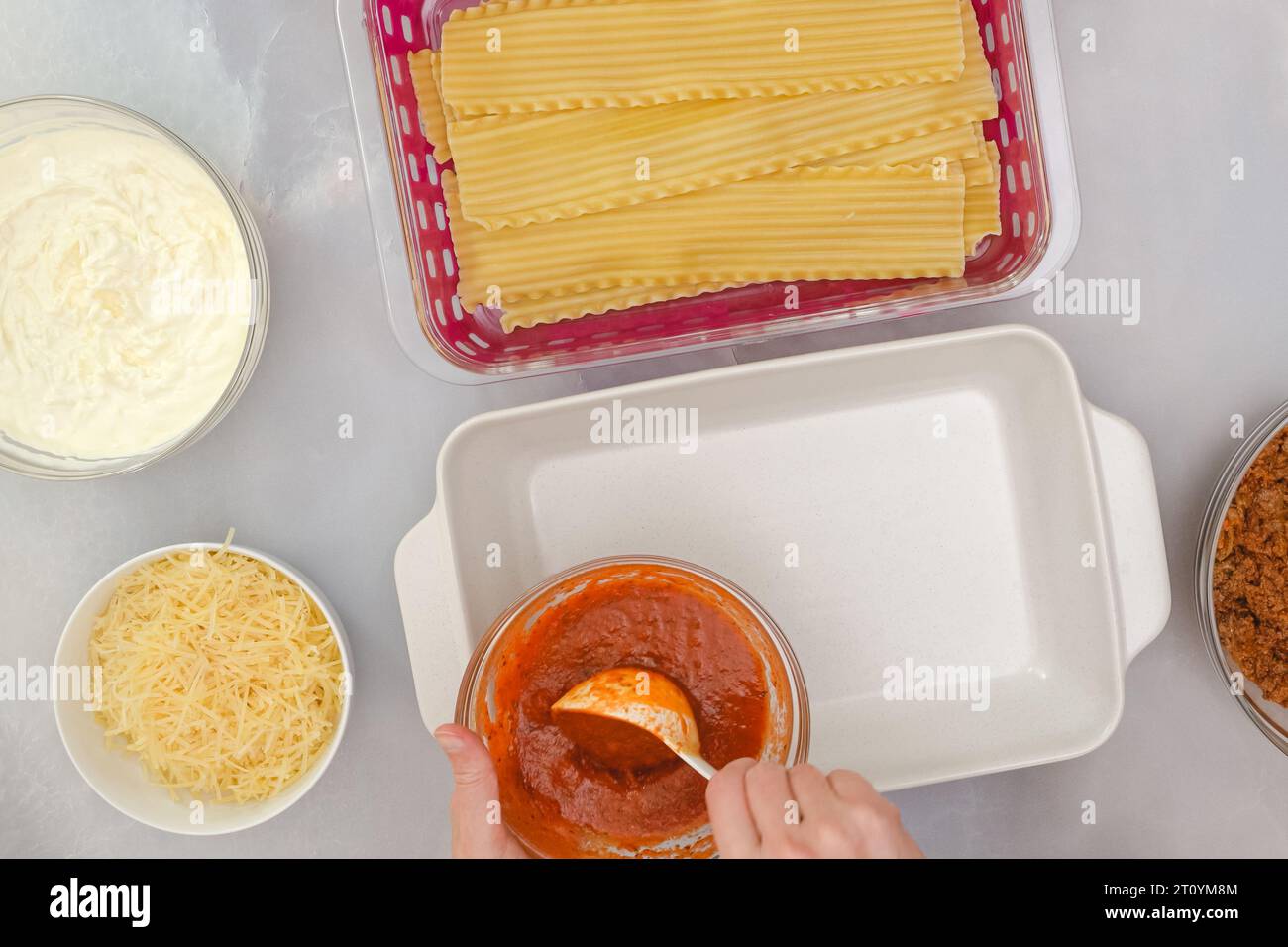 Ricetta di lasagne di manzo. Processo di cottura passo dopo passo. Assemblare la lasagna. Foto Stock