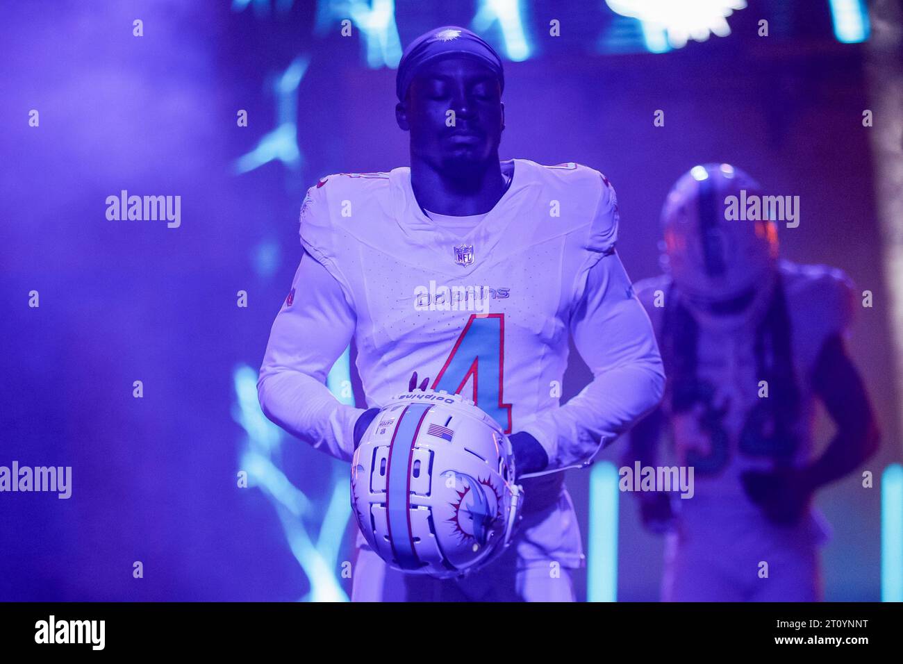Il cornerback dei Miami Dolphins Kader Kohou (4) cammina attraverso il tunnel d'ingresso prima di una partita di stagione regolare contro i New York Giants, domenica, ottobre Foto Stock