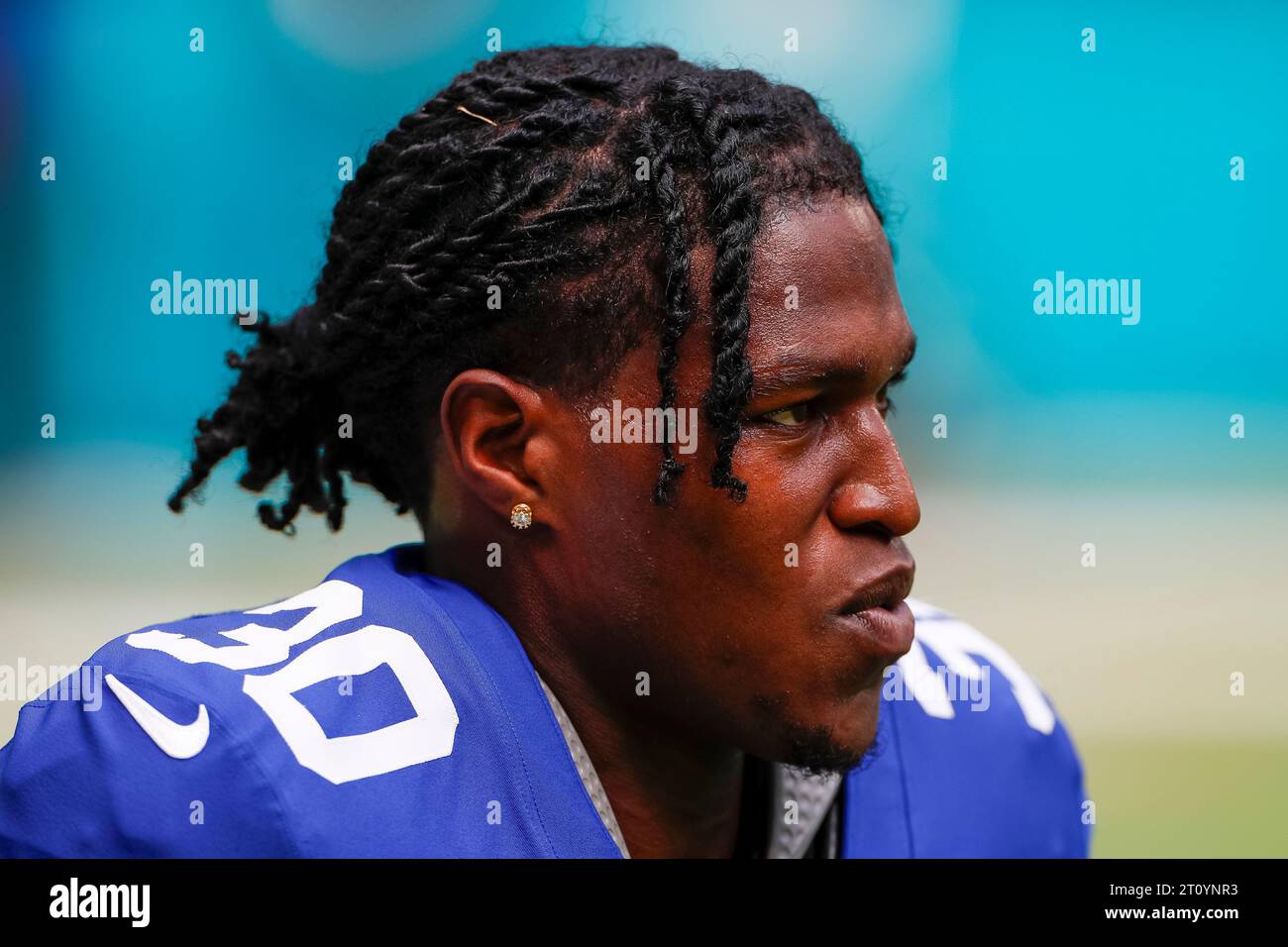 Il cornerback dei New York Giants Darnay Holmes (30) si scalda sul campo prima di una gara di stagione regolare contro i Miami Dolphins, domenica 8 ottobre 2023 Foto Stock