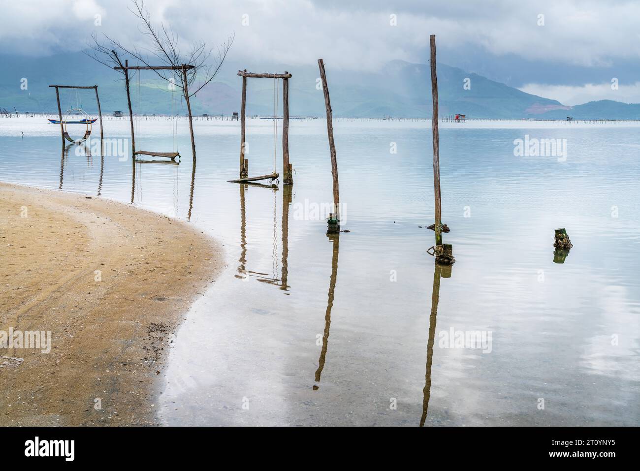 Altalena ambienta in una laguna costiera nel Vietnam centrale Foto Stock