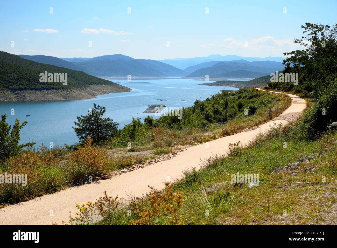Sentiero tortuoso lungo il lago Bileca in Bosnia-Erzegovina Foto Stock