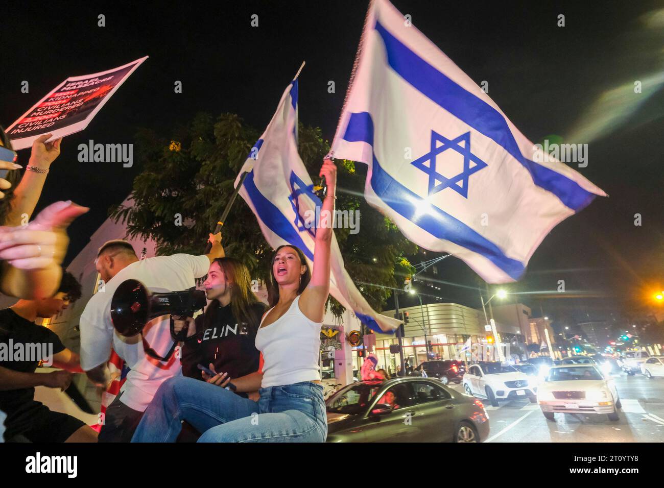 Los Angeles, Stati Uniti. 9 ottobre 2023. I manifestanti pro-Israele tengono bandiere durante una manifestazione in risposta all'attacco in Israele a Beverly Hills. Credito: SOPA Images Limited/Alamy Live News Foto Stock