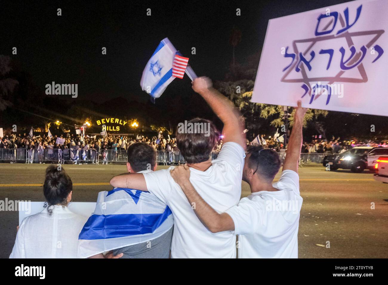 Los Angeles, Stati Uniti. 9 ottobre 2023. I manifestanti pro-Israele tengono bandiere durante una manifestazione in risposta all'attacco in Israele a Beverly Hills. Credito: SOPA Images Limited/Alamy Live News Foto Stock