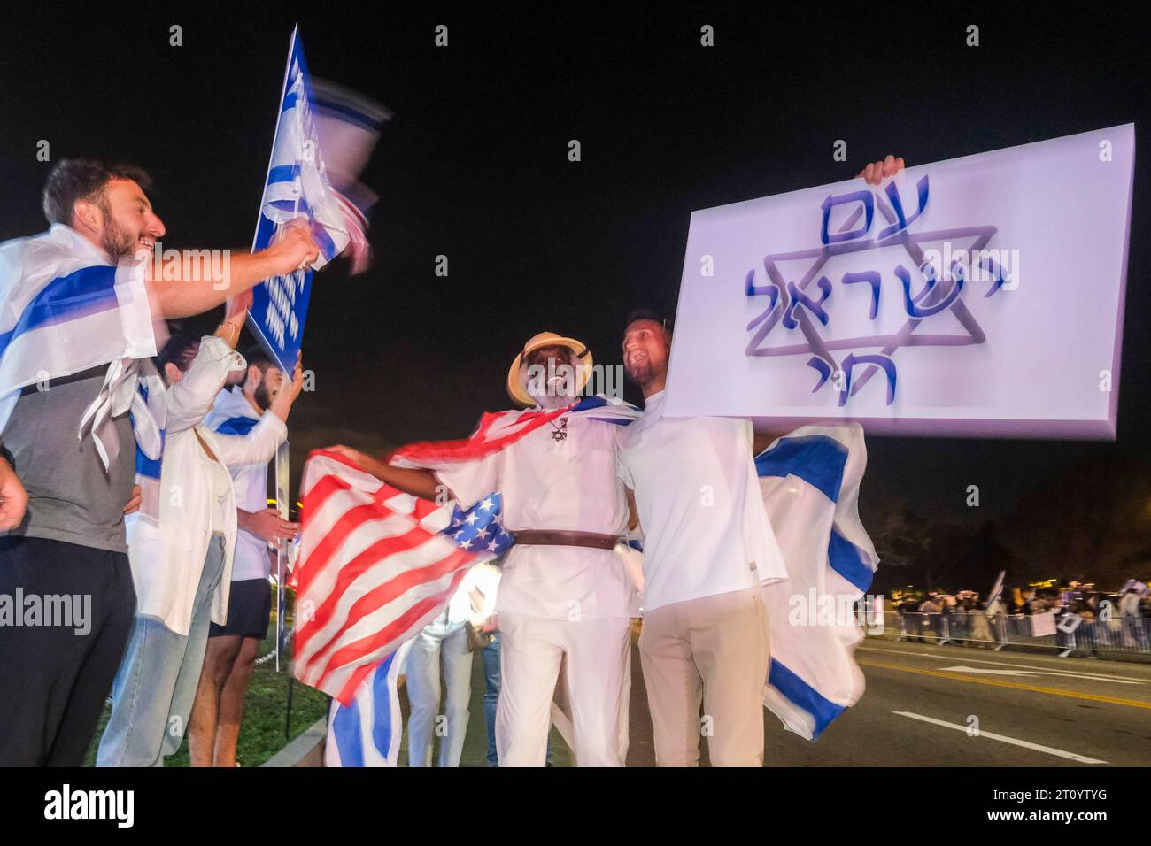 Los Angeles, Stati Uniti. 9 ottobre 2023. I manifestanti pro-Israele tengono bandiere durante una manifestazione in risposta all'attacco in Israele a Beverly Hills. Credito: SOPA Images Limited/Alamy Live News Foto Stock