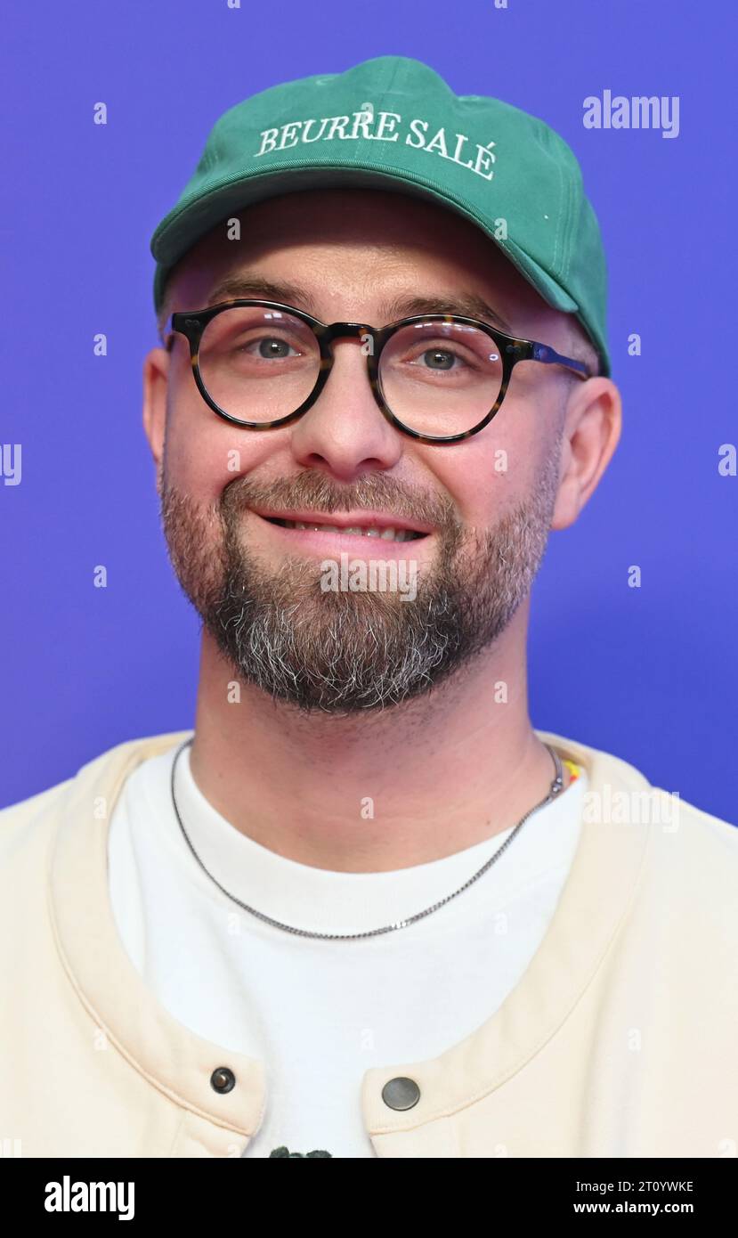 Colonia, Germania. 8 ottobre 2023. Il cantante Mark Forster, voce tedesca di Branch, arriva in anteprima del film d'animazione Trolls 3 - strong Together, che arriva su 19.10.2023 nelle sale. Crediti: Horst Galuschka/dpa/Alamy Live News Foto Stock