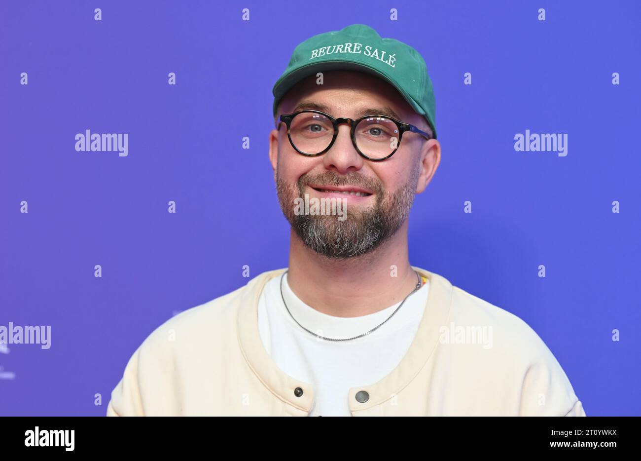 Colonia, Germania. 8 ottobre 2023. Il cantante Mark Forster, voce tedesca di Branch, arriva in anteprima del film d'animazione Trolls 3 - strong Together, che arriva su 19.10.2023 nelle sale. Crediti: Horst Galuschka/dpa/Alamy Live News Foto Stock