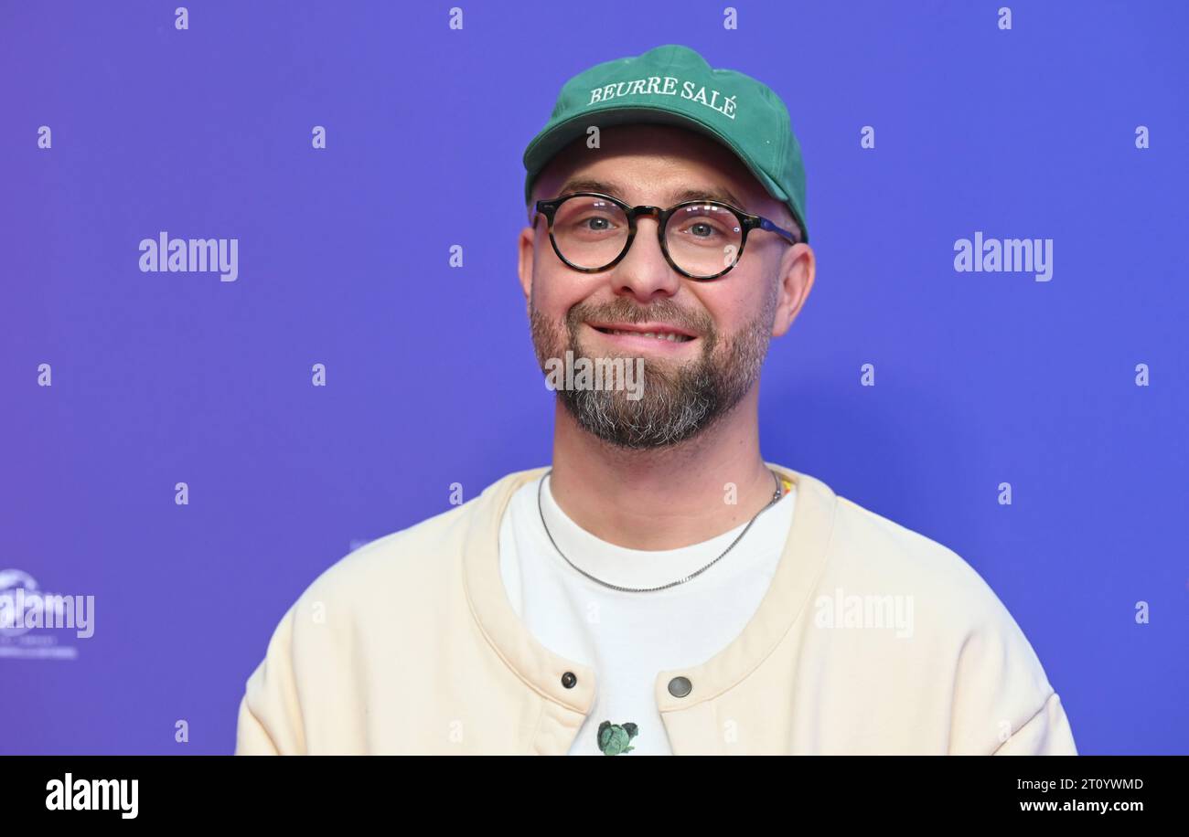 Colonia, Germania. 8 ottobre 2023. Il cantante Mark Forster, voce tedesca di Branch, arriva in anteprima del film d'animazione Trolls 3 - strong Together, che arriva su 19.10.2023 nelle sale. Crediti: Horst Galuschka/dpa/Alamy Live News Foto Stock