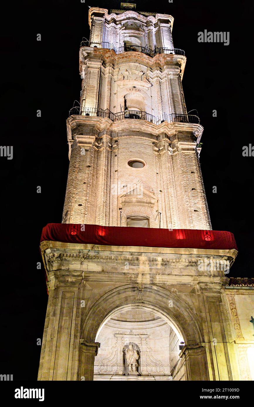 Torre della Chiesa di San Juan Bautista a Malaga, Andalusia. Foto notturna, messa a fuoco selettiva Foto Stock