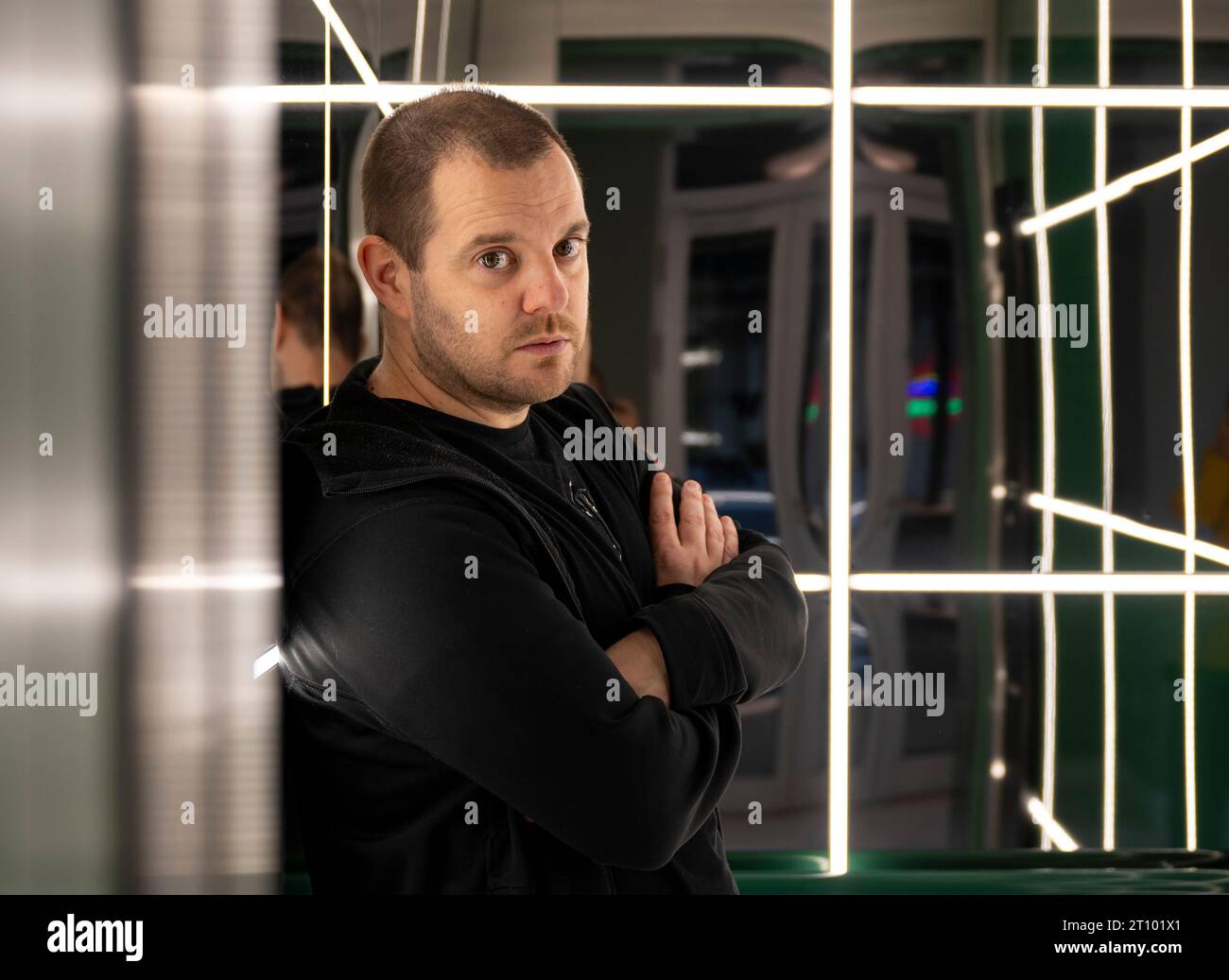 Berlino, Germania. 9 ottobre 2023. Mike Skinner, rapper, musicista e produttore britannico, conosciuto anche con il nome del suo progetto rap The Streets, ha registrato durante un colloquio con la German Press Agency. Crediti: Monika Skolimowska/dpa/Alamy Live News Foto Stock