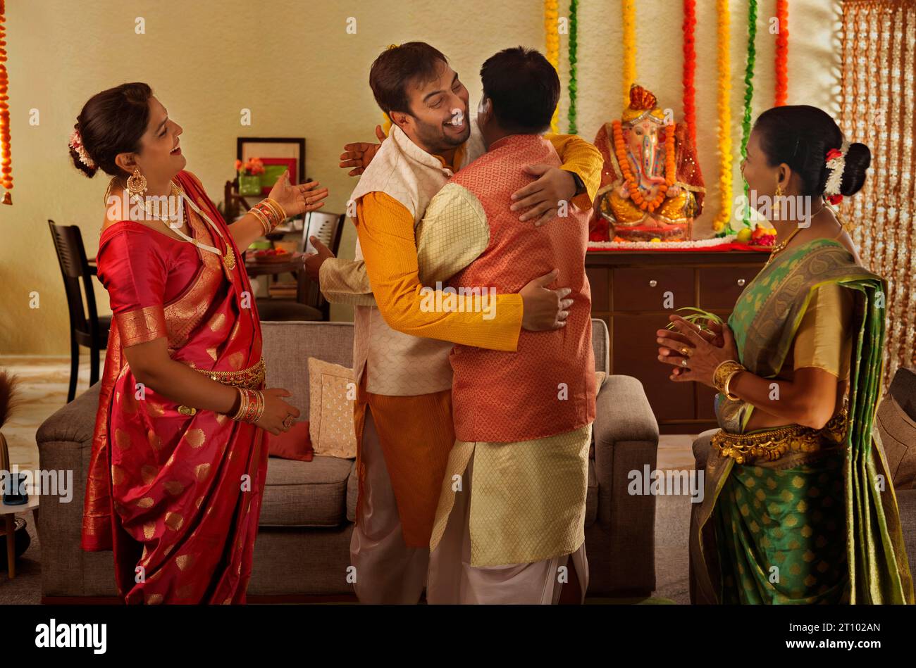 Una famiglia si saluta a vicenda durante Ganesh Chaturthi una festa celebrata nel Maharashtra ( India occidentale ) Foto Stock