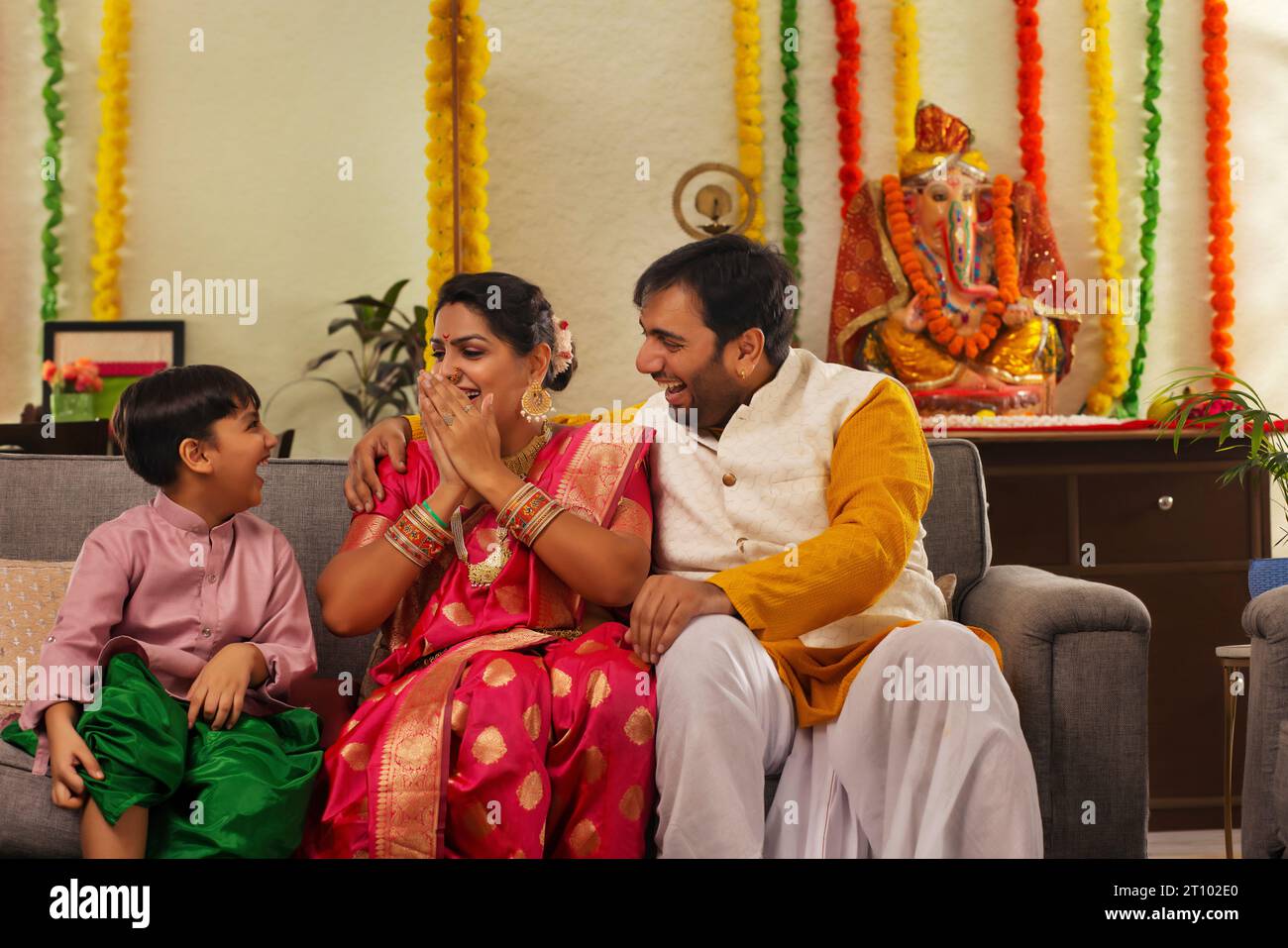 Famiglia Maharashtrian celebrando Ganesh Chaturthi Foto Stock