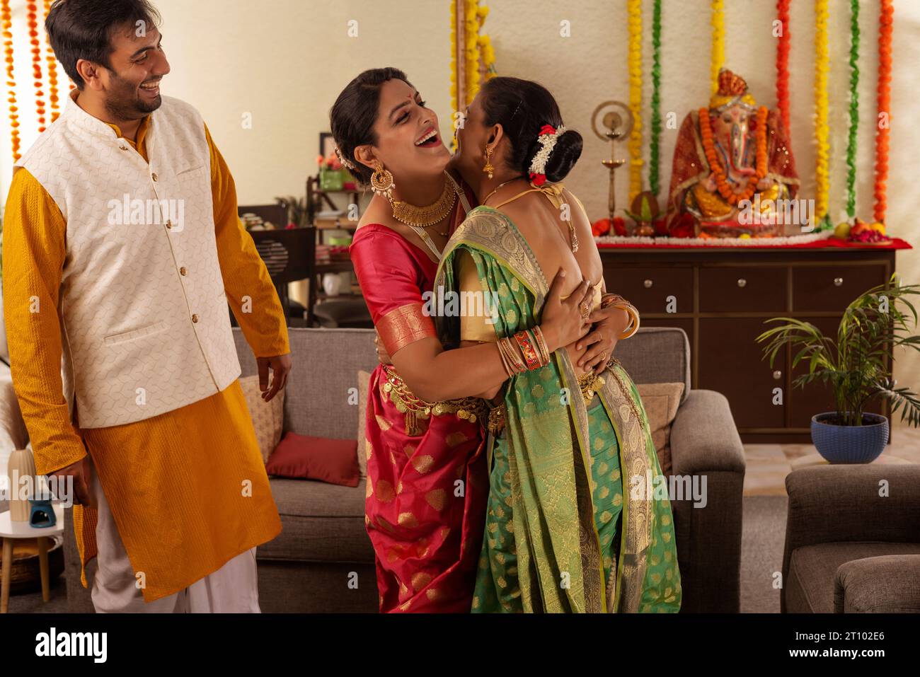 Felice famiglia indiana che celebra il festival Ganesh Chaturthi Foto Stock