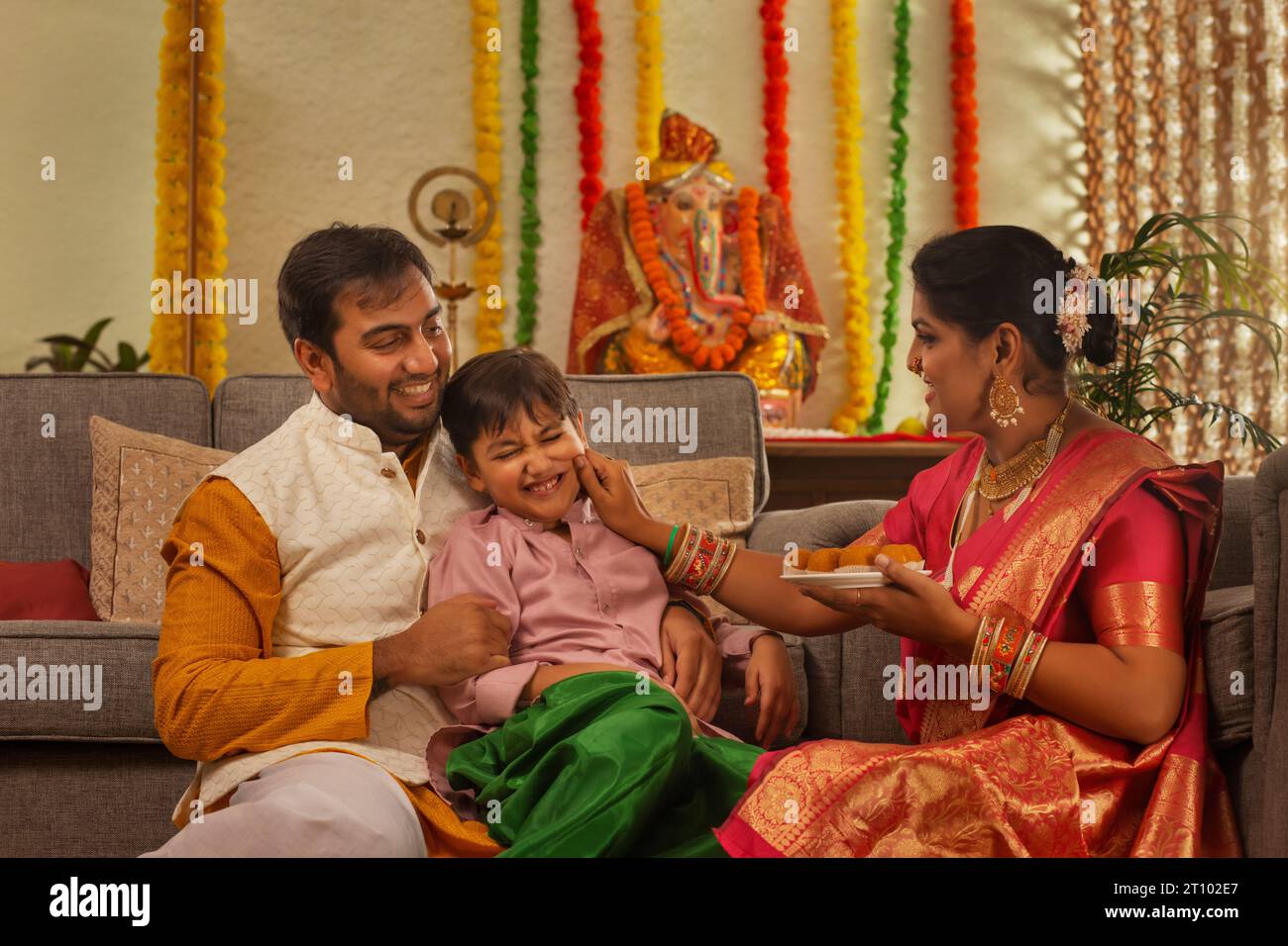 La famiglia maharashtrian si diverte durante la celebrazione di Ganesh Chaturthi Foto Stock
