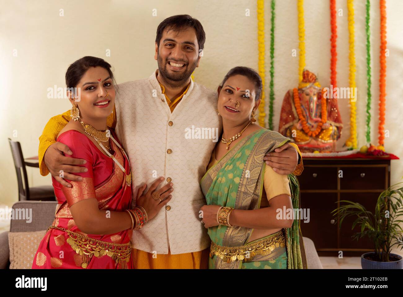 Famiglia Maharashtrian che celebra Ganesh Chaturthi Foto Stock
