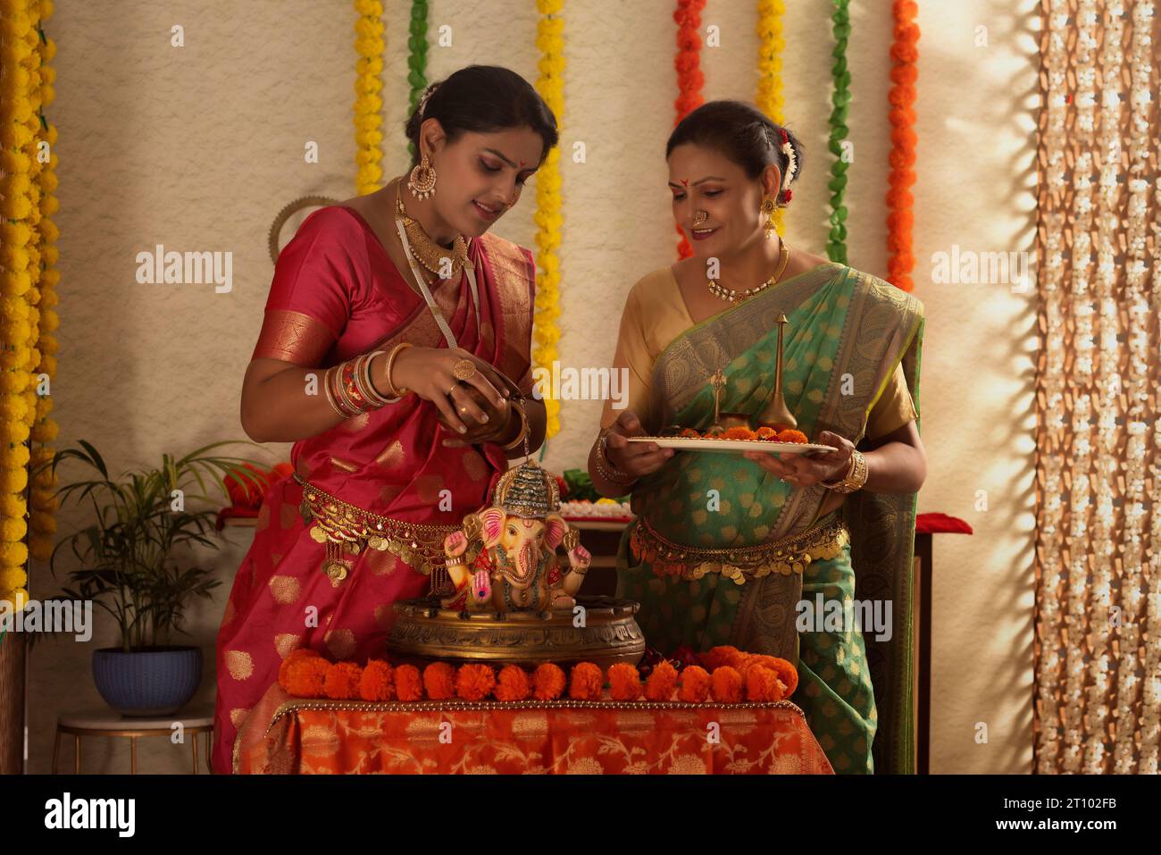 Suocera e nuora che adorano Lord Ganesha insieme su Ganesh Chaturthi Foto Stock