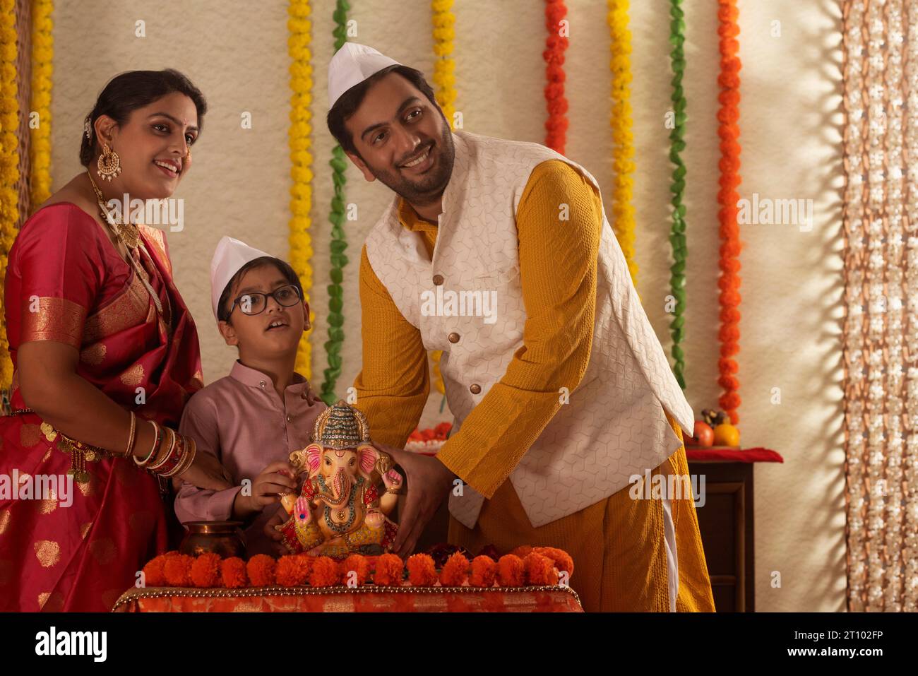 Famiglia maharashtrian con un idolo di Lord Ganesha Foto Stock