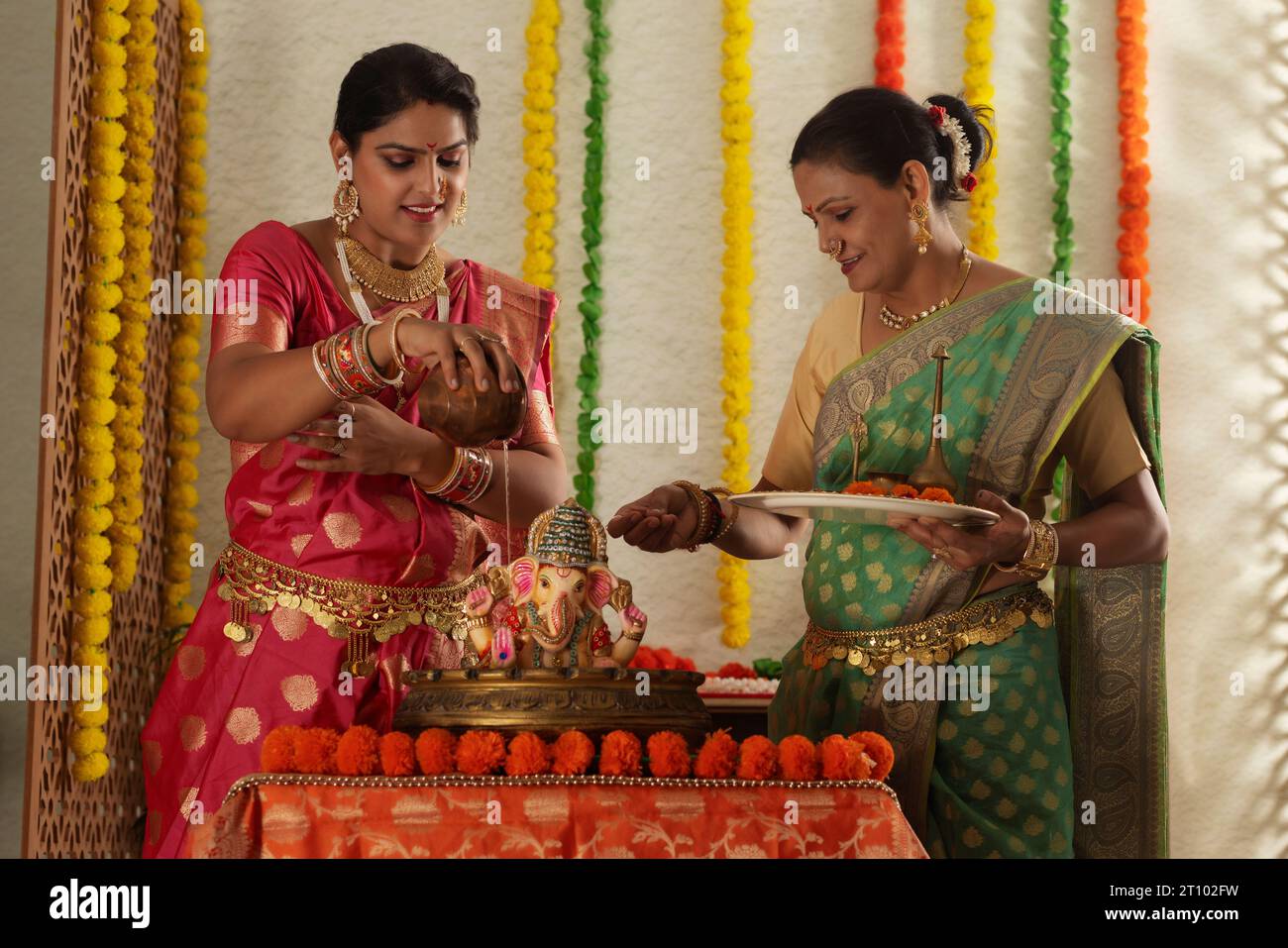 Suocera e nuora che adorano Lord Ganesha insieme su Ganesh Chaturthi Foto Stock