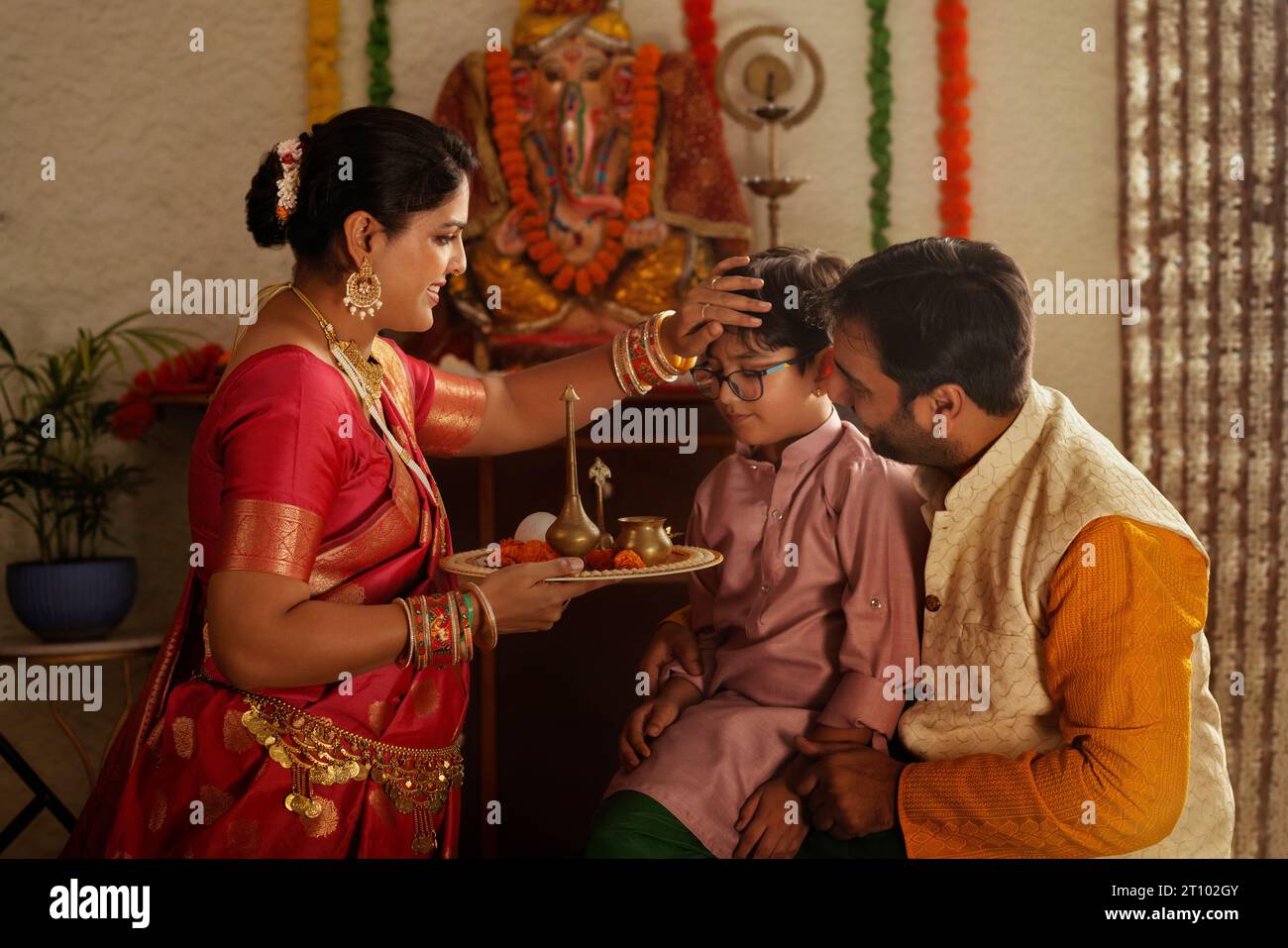 Famiglia Maharashtrian che adorava il Signore Ganesha in occasione di Ganesh Chaturthi Foto Stock