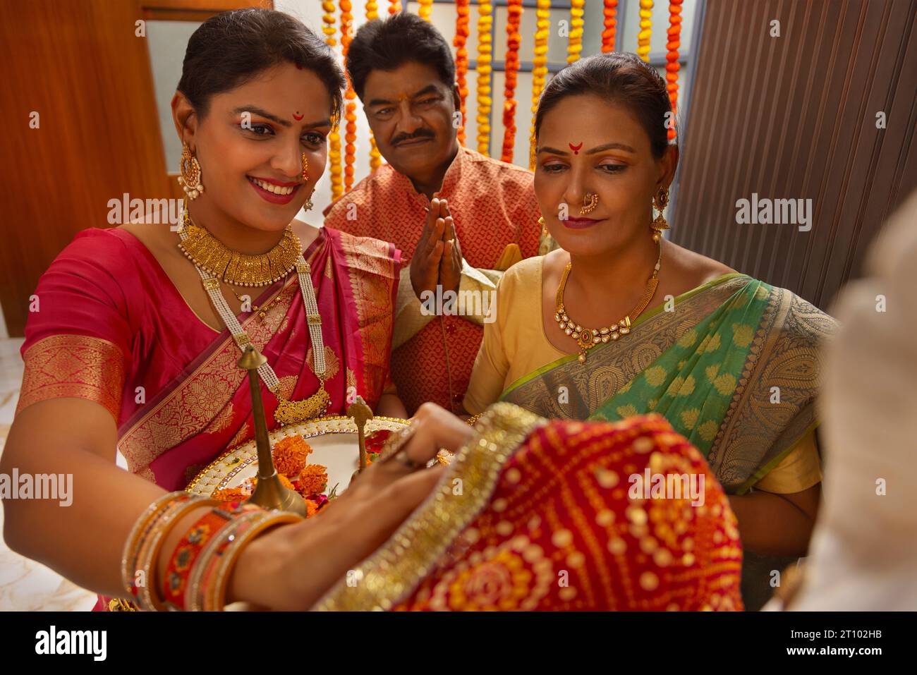 Famiglia maharashtriana che esegue Ganpati aarti in occasione di Ganesh Chaturthi Foto Stock