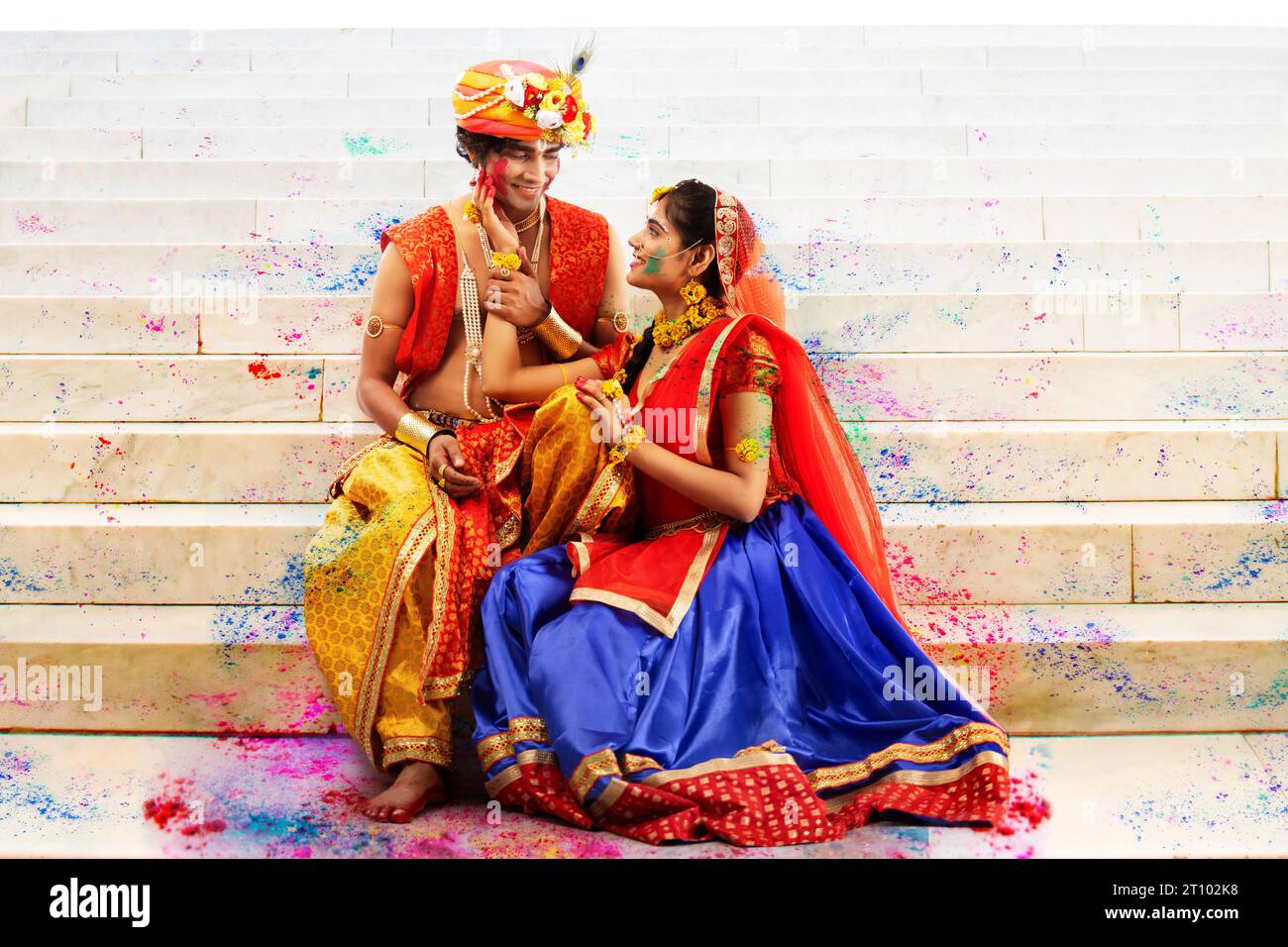 Giovane uomo e donna vestiti come Lord Radha e Krishna e interpretano Holi in occasione di Janmashtami Foto Stock