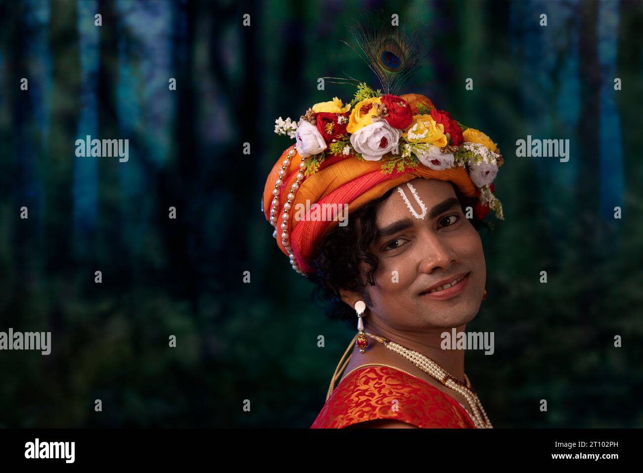 Ritratto ravvicinato di un giovane vestito da Lord Krishna in occasione di Janmashtami Foto Stock
