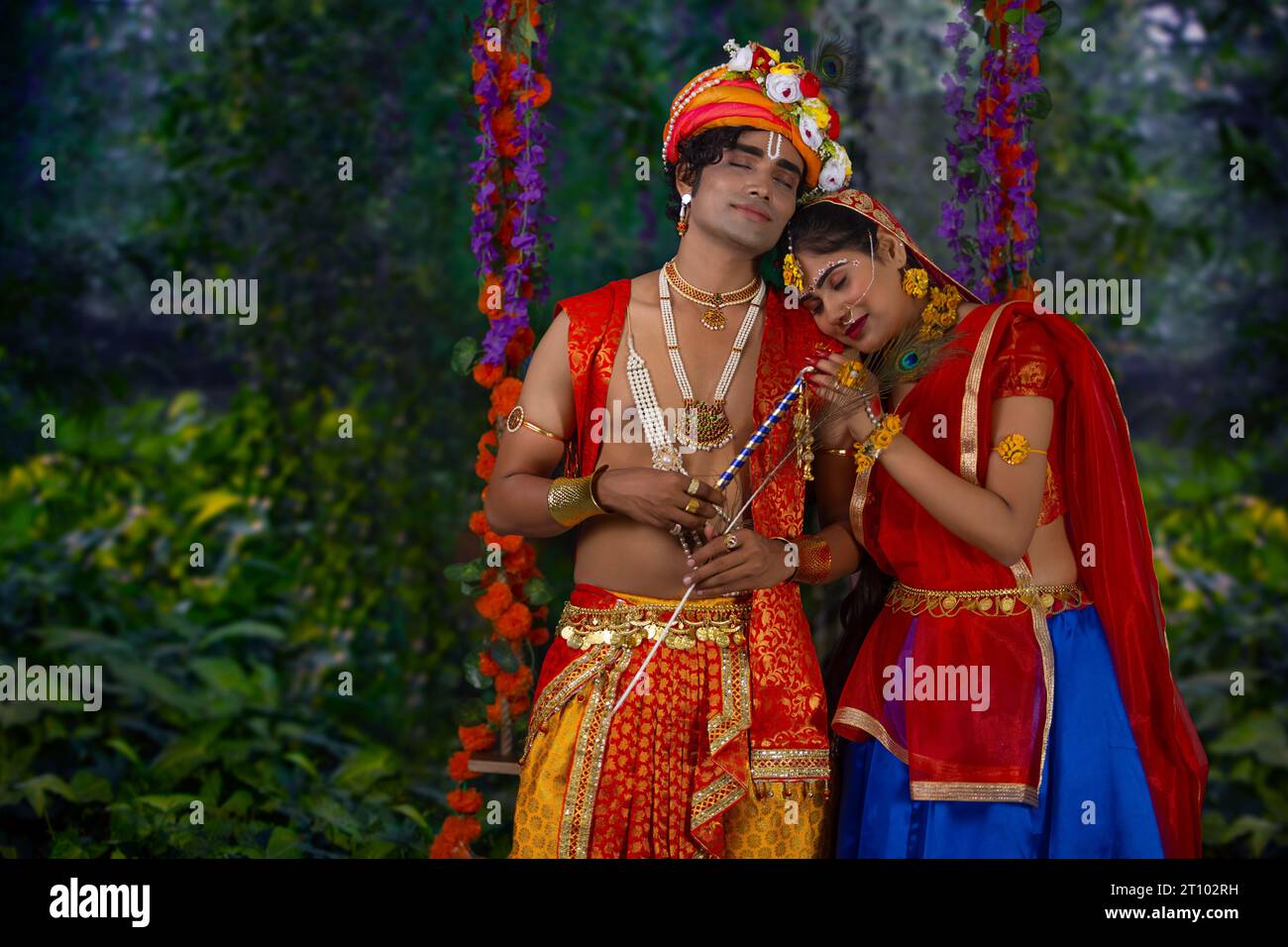 Giovane uomo e donna vestiti come Radha e Krishna e romantici in occasione di Janmashtami Foto Stock