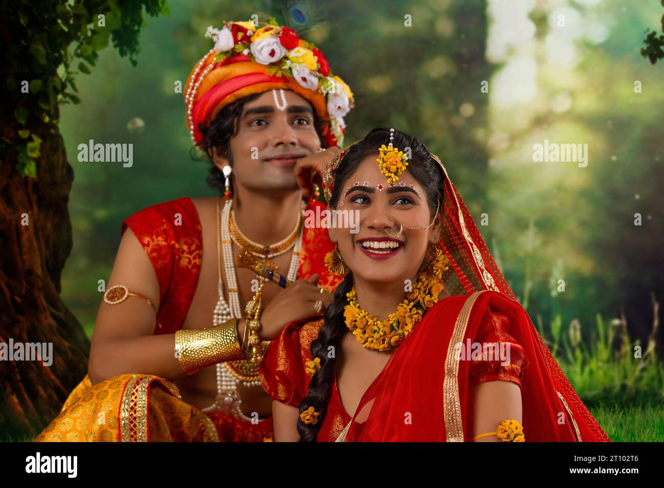 Giovane uomo e donna vestiti come Radha e Krishna e romantici in occasione di Janmashtami Foto Stock