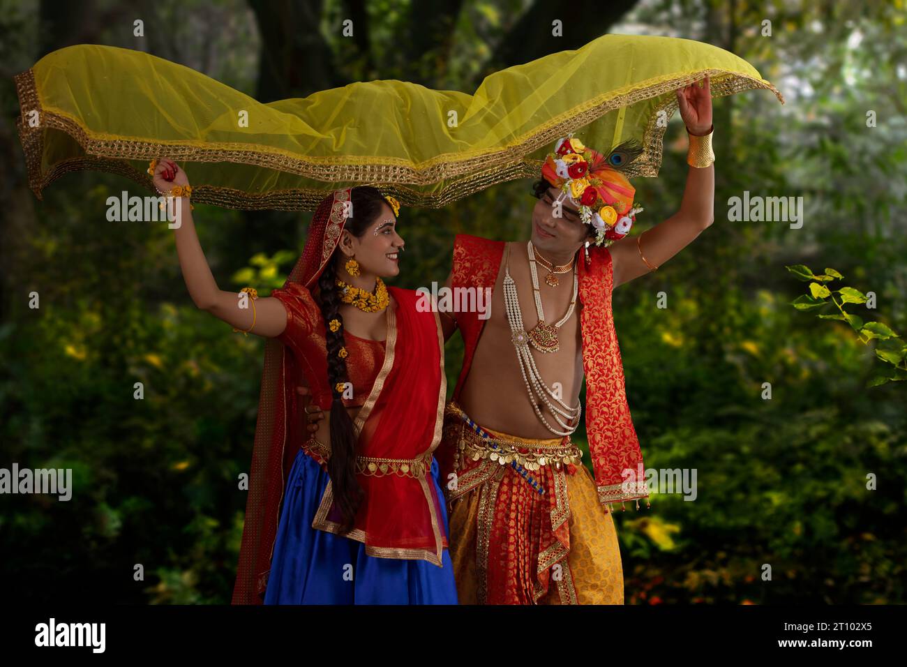 Giovane uomo e donna vestiti come Radha e Krishna e romantici in occasione di Janmashtami Foto Stock