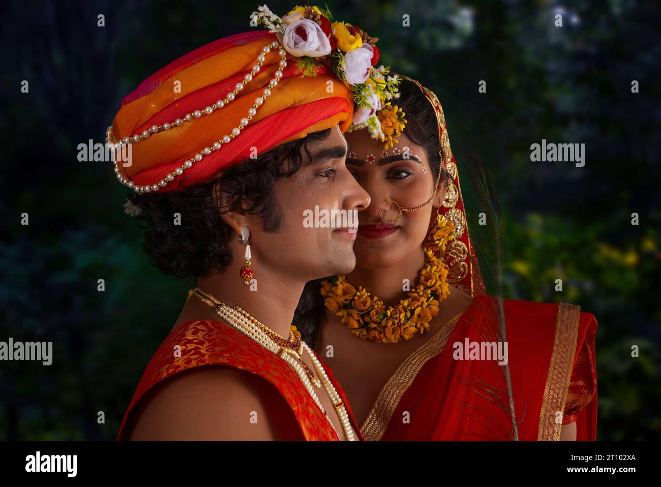 Ritratto ravvicinato di un giovane uomo e una donna vestiti da Radha e Krishna in occasione di Janmashtami Foto Stock