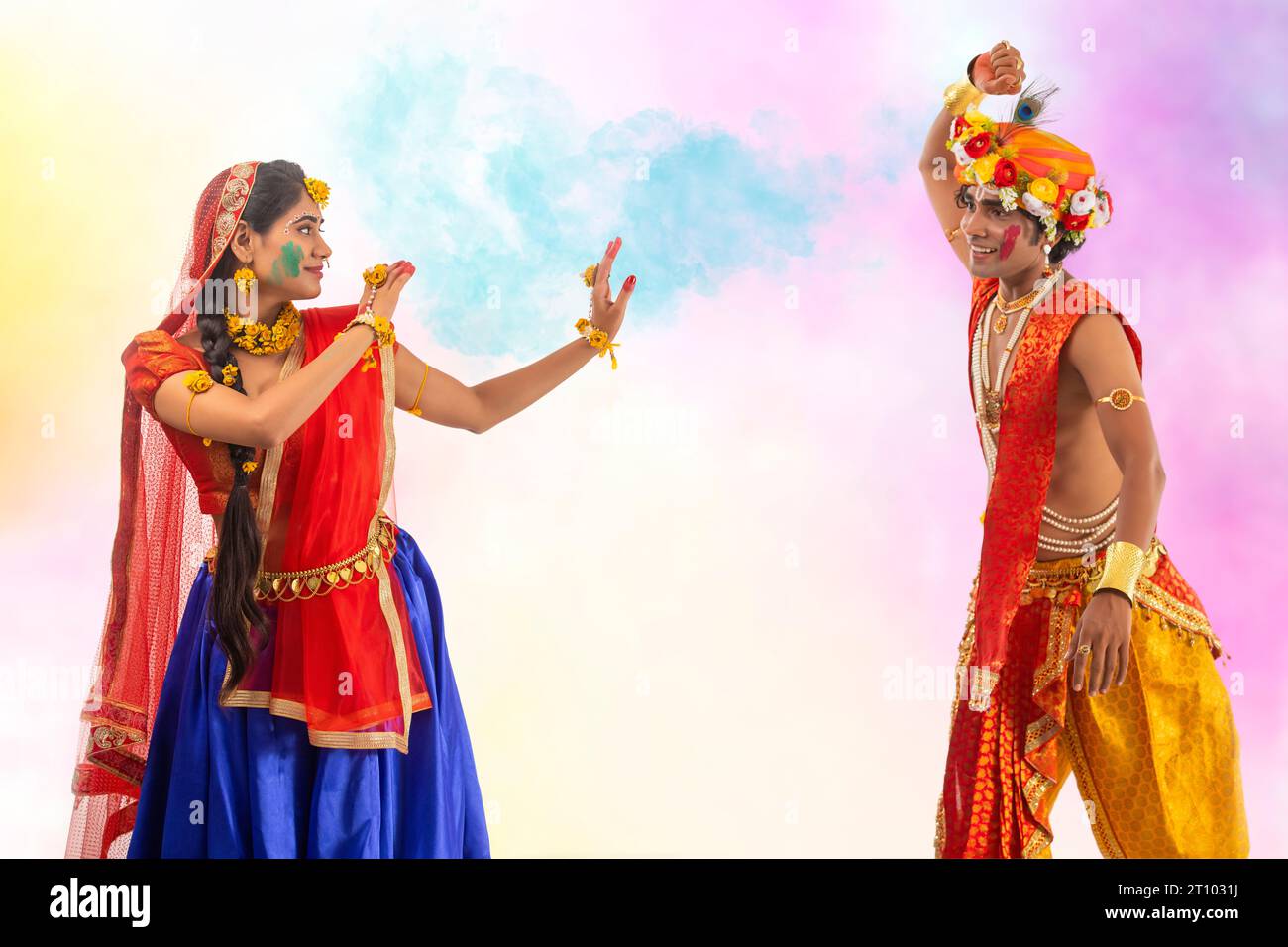 Giovane uomo e donna vestiti come Lord Radha e Krishna e interpretano Holi in occasione di Janmashtami Foto Stock