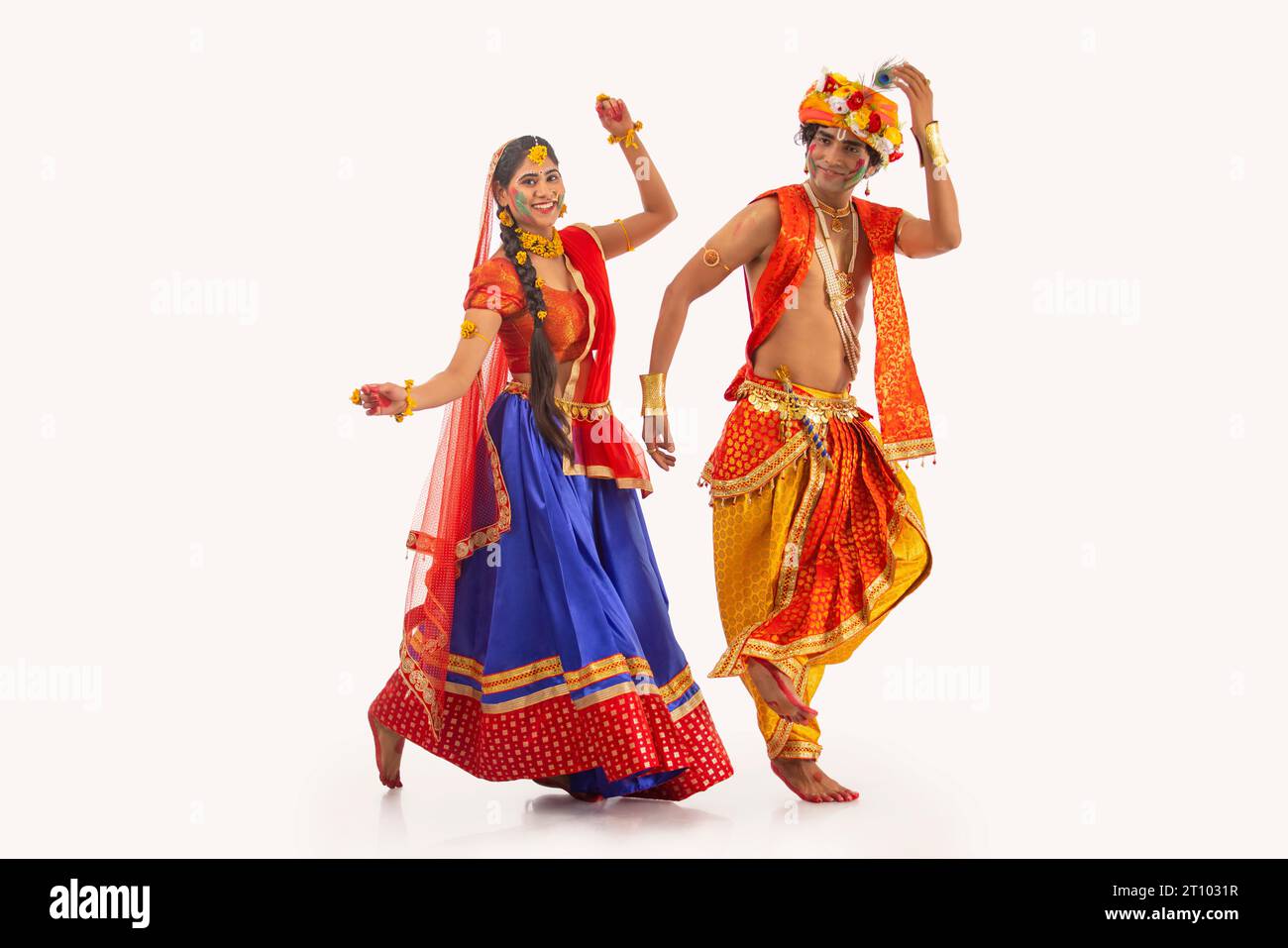 Giovane uomo e donna vestiti come Lord Radha e Krishna e ballando in occasione di Janmashtami Foto Stock