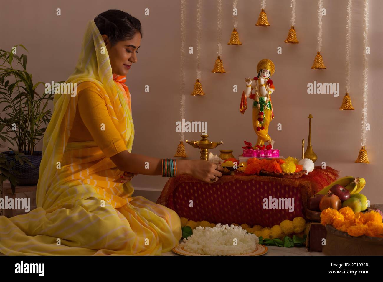 Donna che venerava il Signore Krishna in occasione di Janmashtami Foto Stock