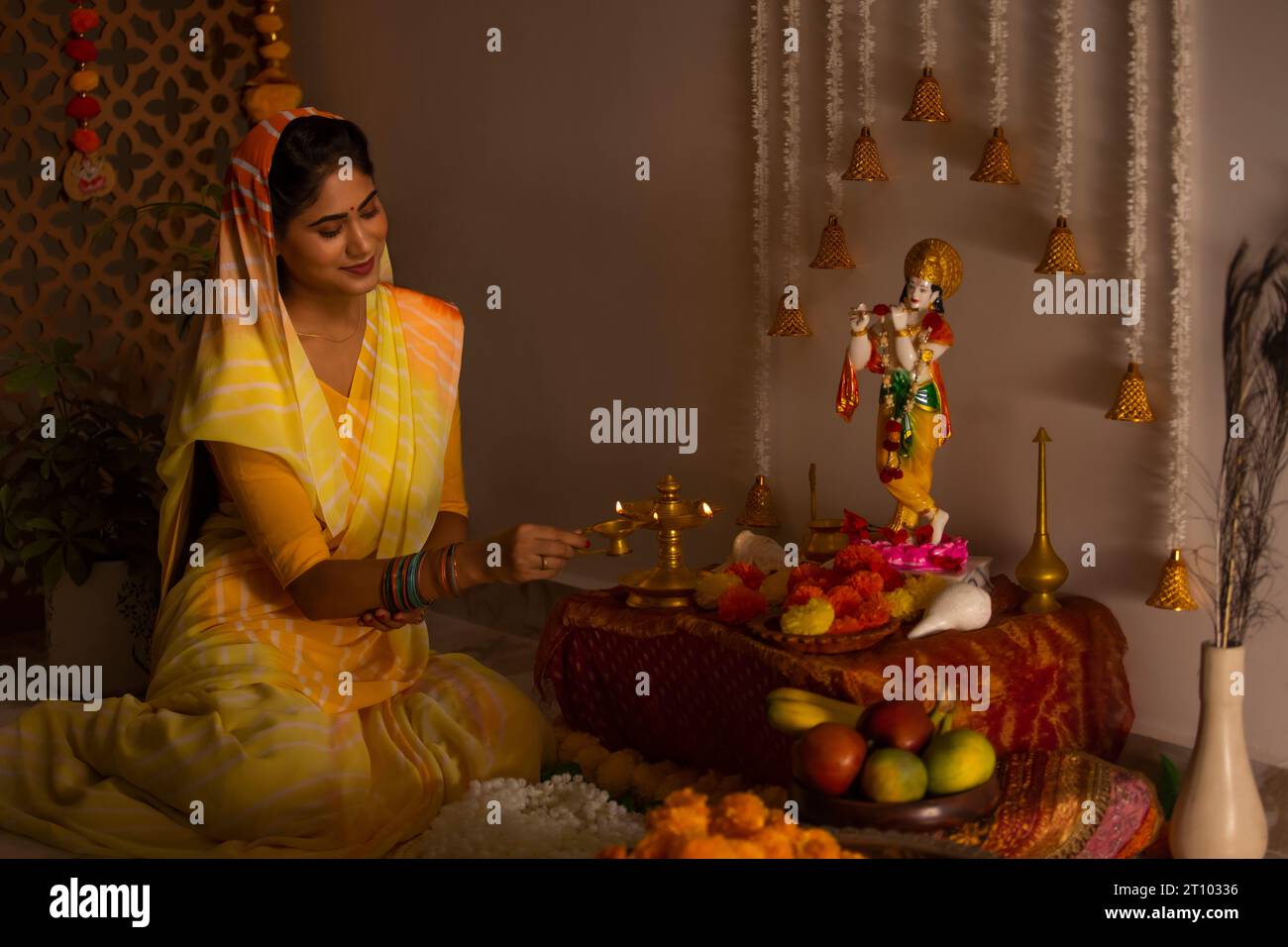 Donna che venerava il Signore Krishna in occasione di Janmashtami Foto Stock