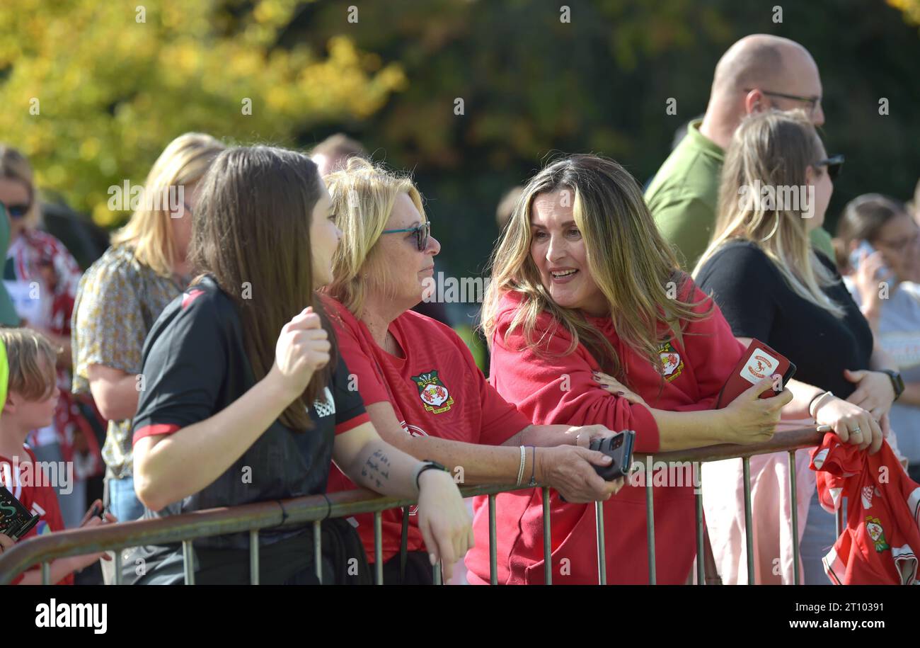 I tifosi di Wrexham aspettano di vedere la loro squadra arrivare prima della partita Sky Bet EFL League Two tra Crawley Town e Wrexham al Broadfield Stadium , Crawley , Regno Unito - 7 ottobre 2023 foto Simon Dack / Telephoto Images Editorial Use Only. Niente merchandising. Per le immagini di calcio si applicano le restrizioni fa e Premier League, incluso l'utilizzo di Internet/dispositivi mobili senza licenza FAPL. Per ulteriori informazioni, contattare Football Dataco Foto Stock