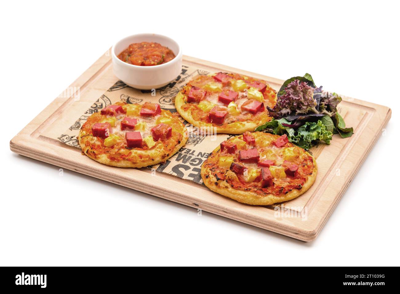 Piccola pizza mista con peperoni, salsiccia e formaggio su fondo bianco Foto Stock