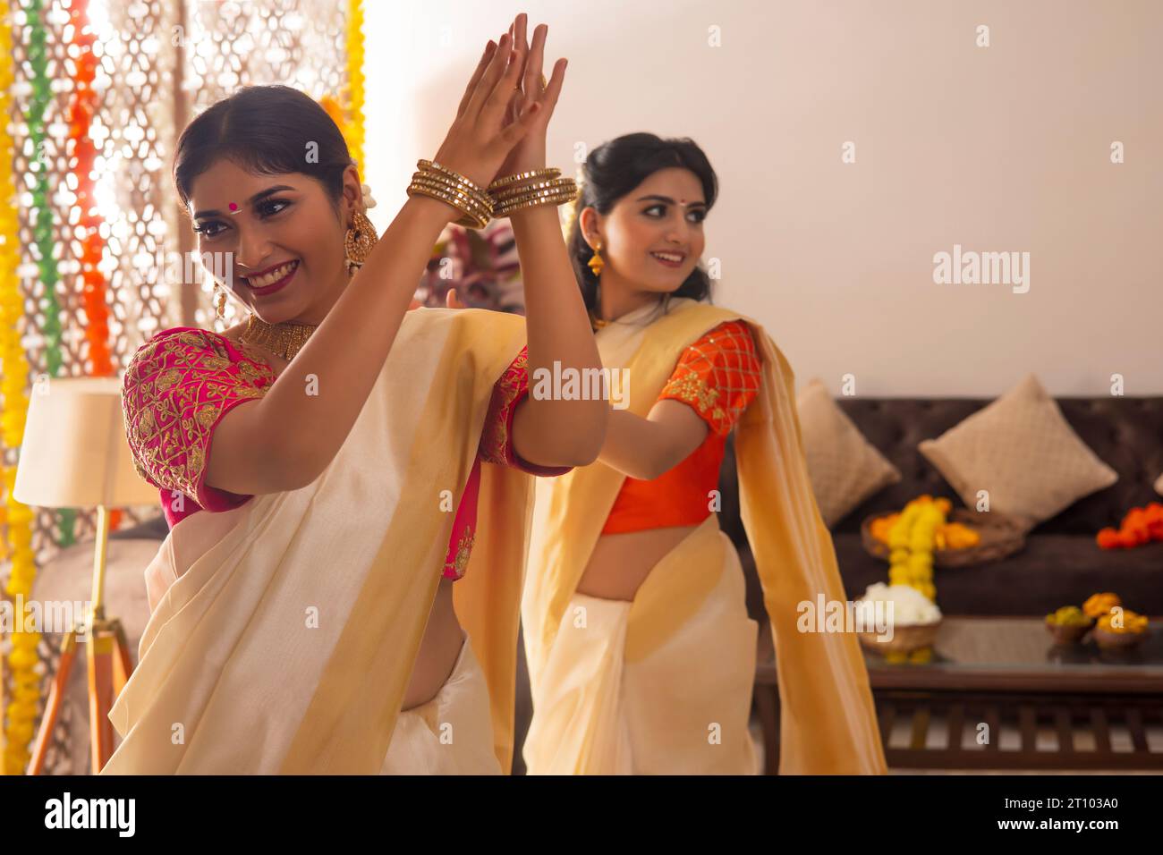 Donne in sari bianchi che ballano insieme in occasione di Onam Foto Stock