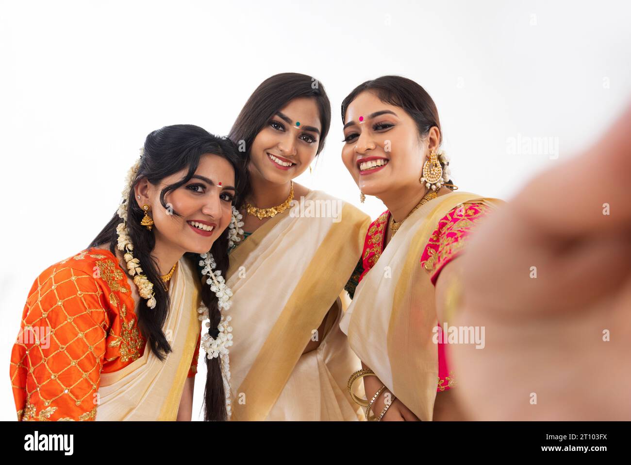 Ritratto di donne dell'India meridionale in sari bianchi che scattano selfie insieme Foto Stock